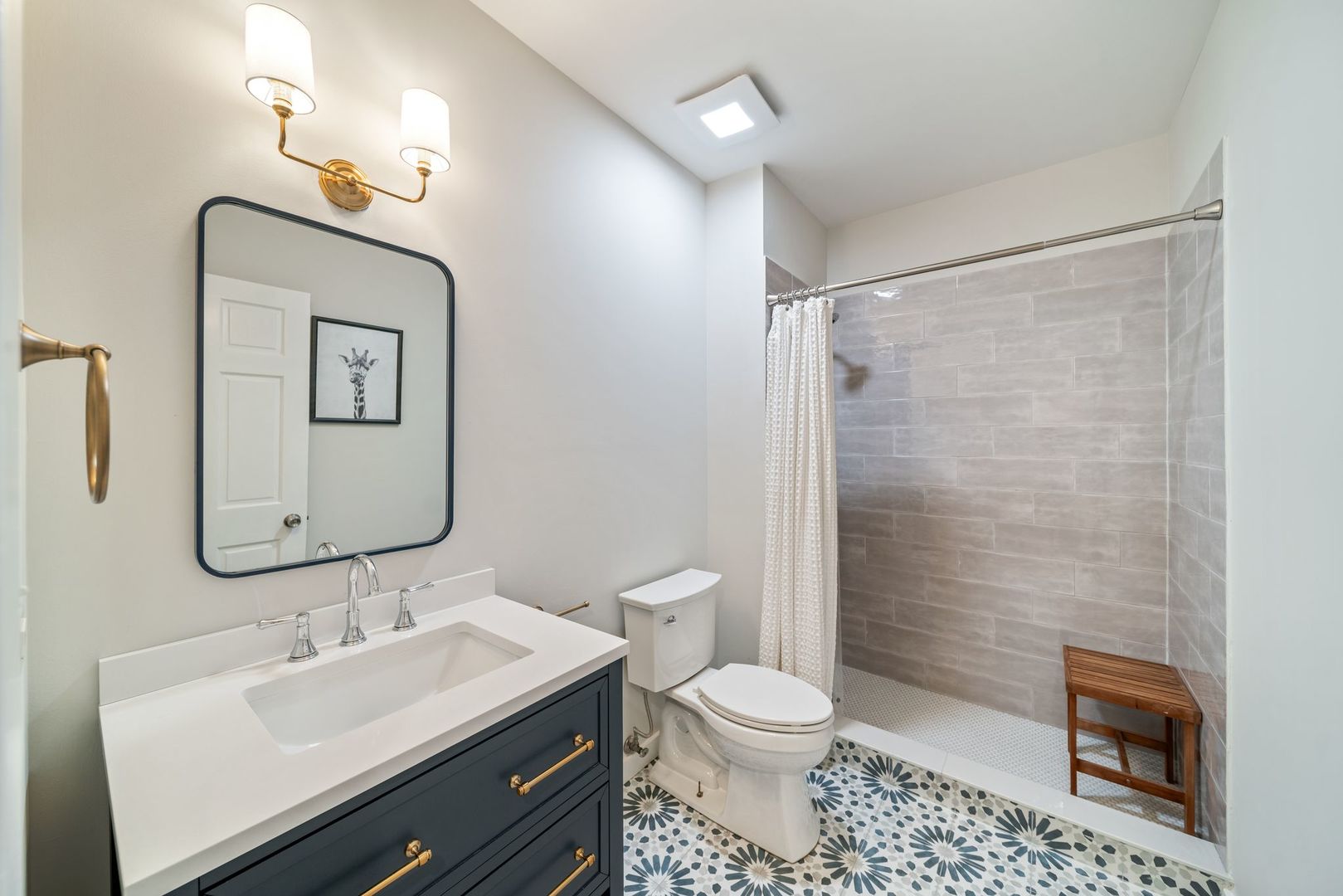 2120 W Churchill Street