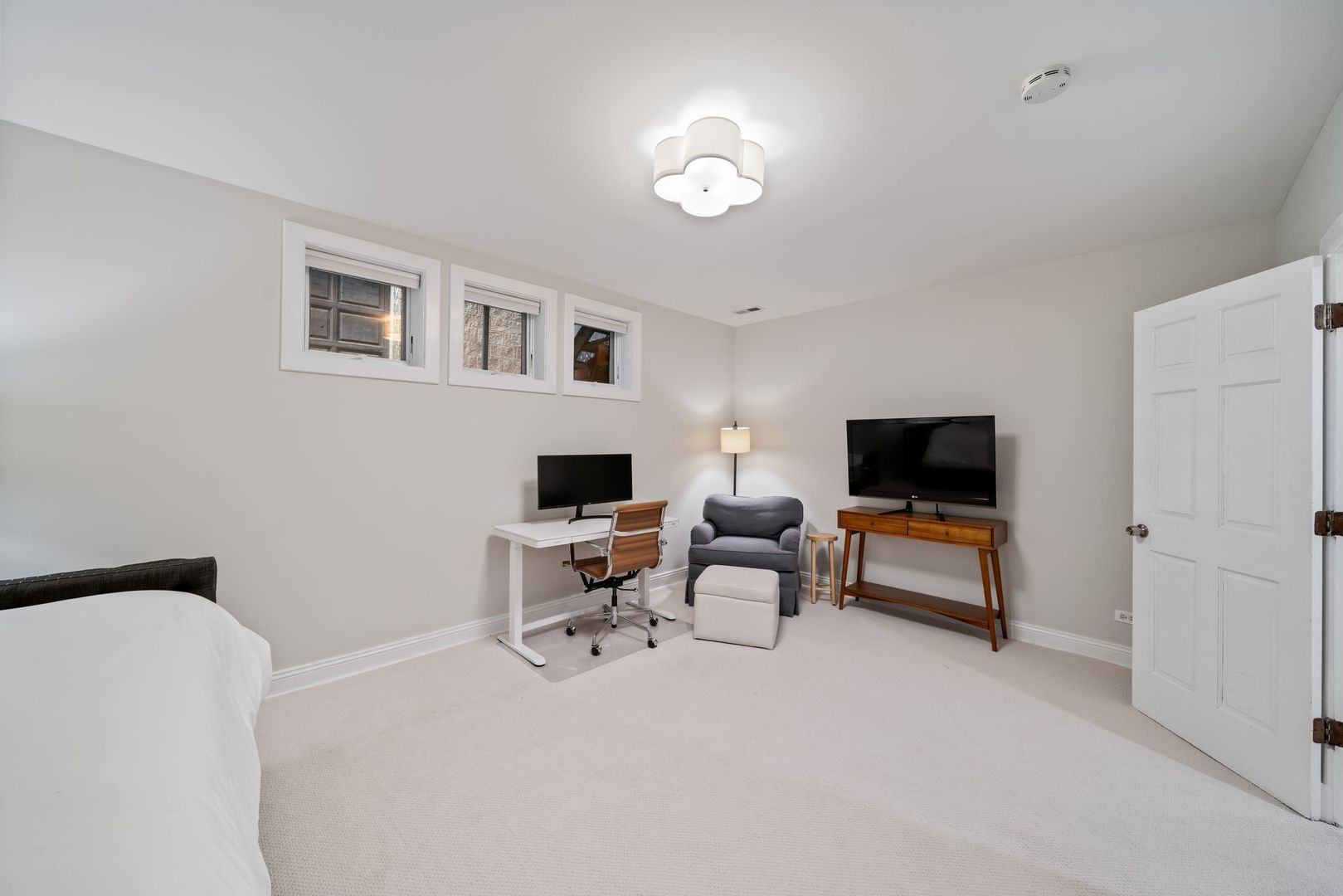 2120 W Churchill Street