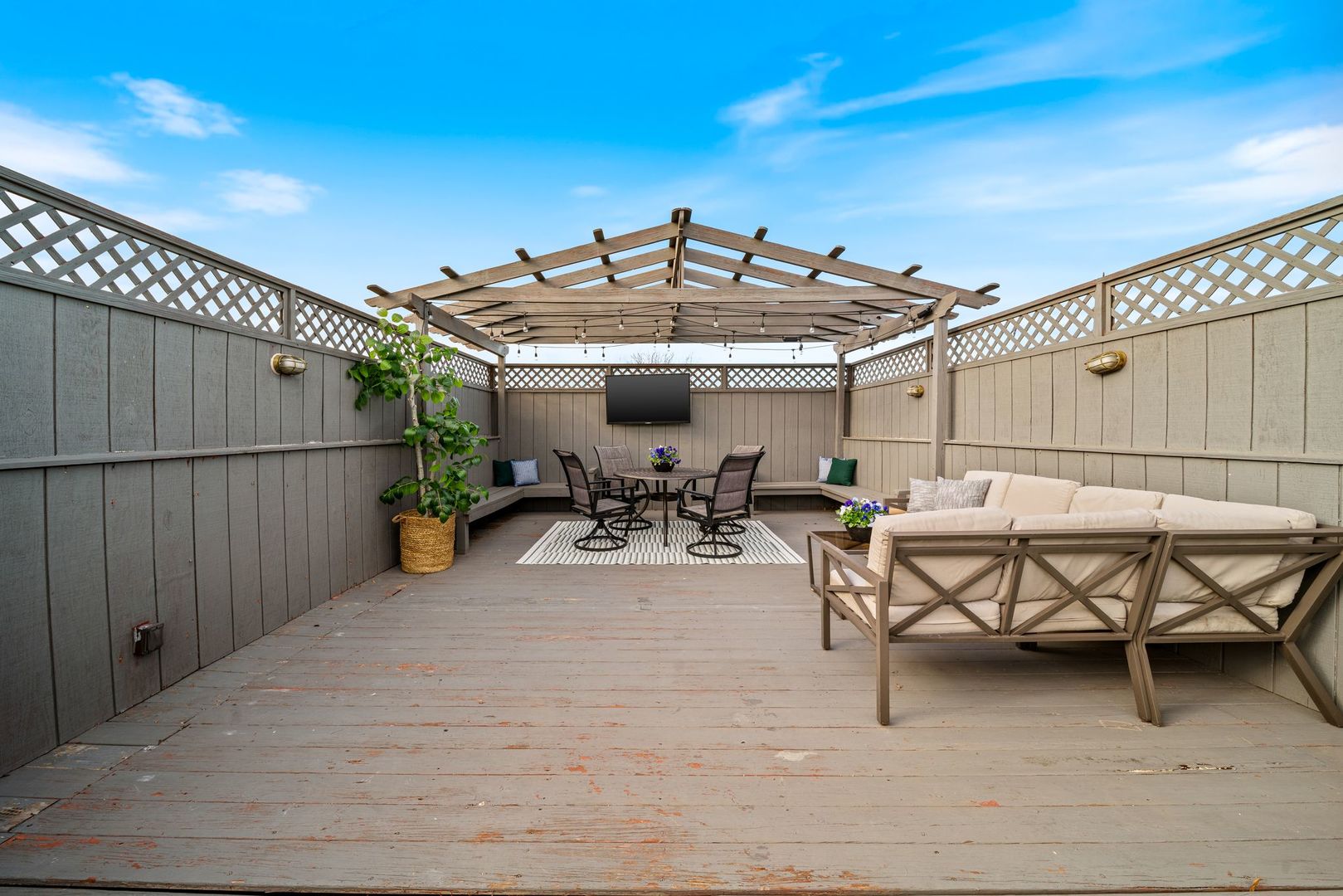 2120 W Churchill Street