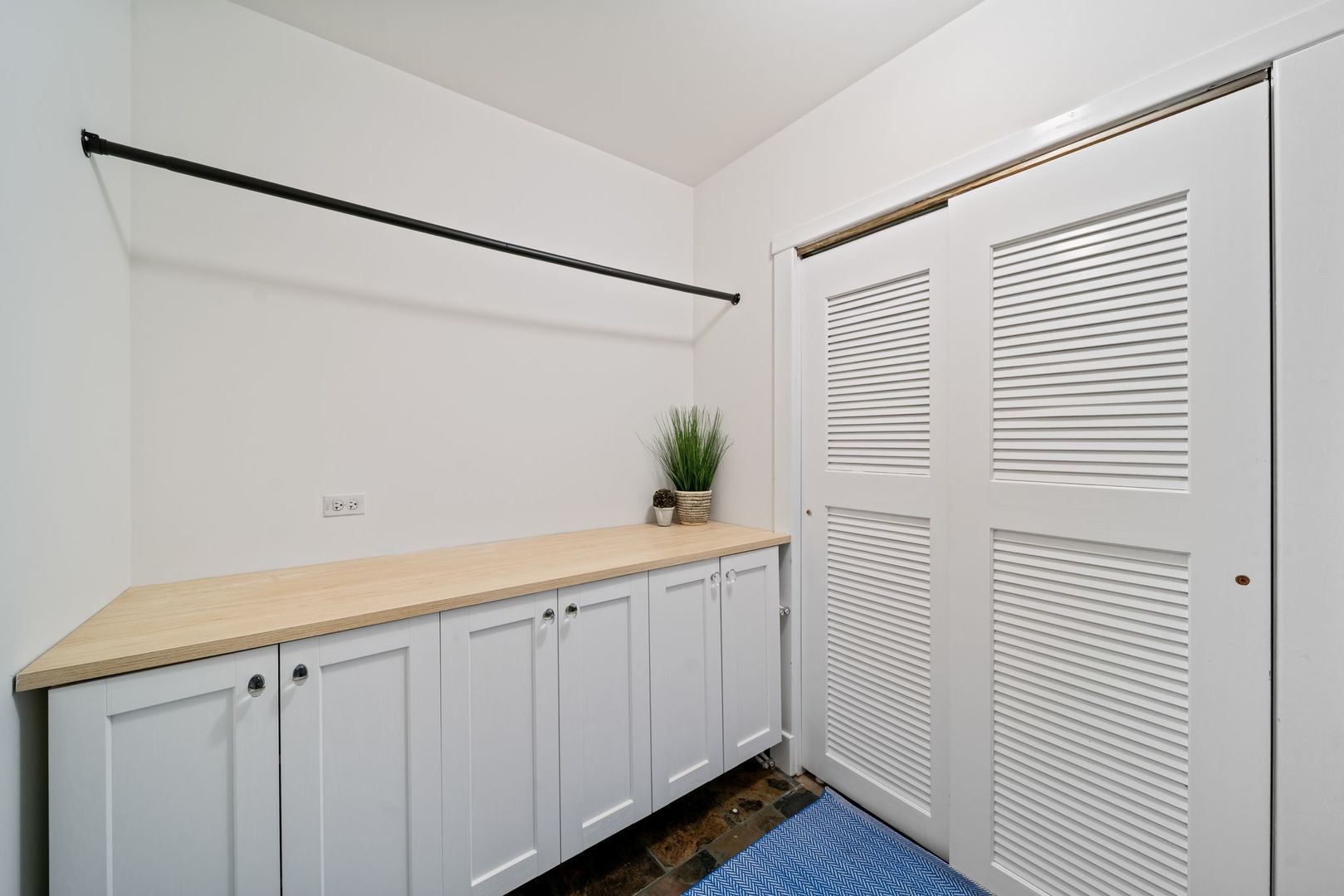 2120 W Churchill Street