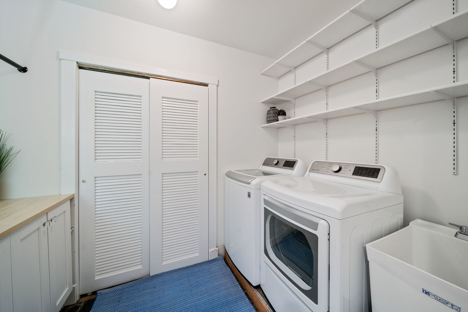 2120 W Churchill Street