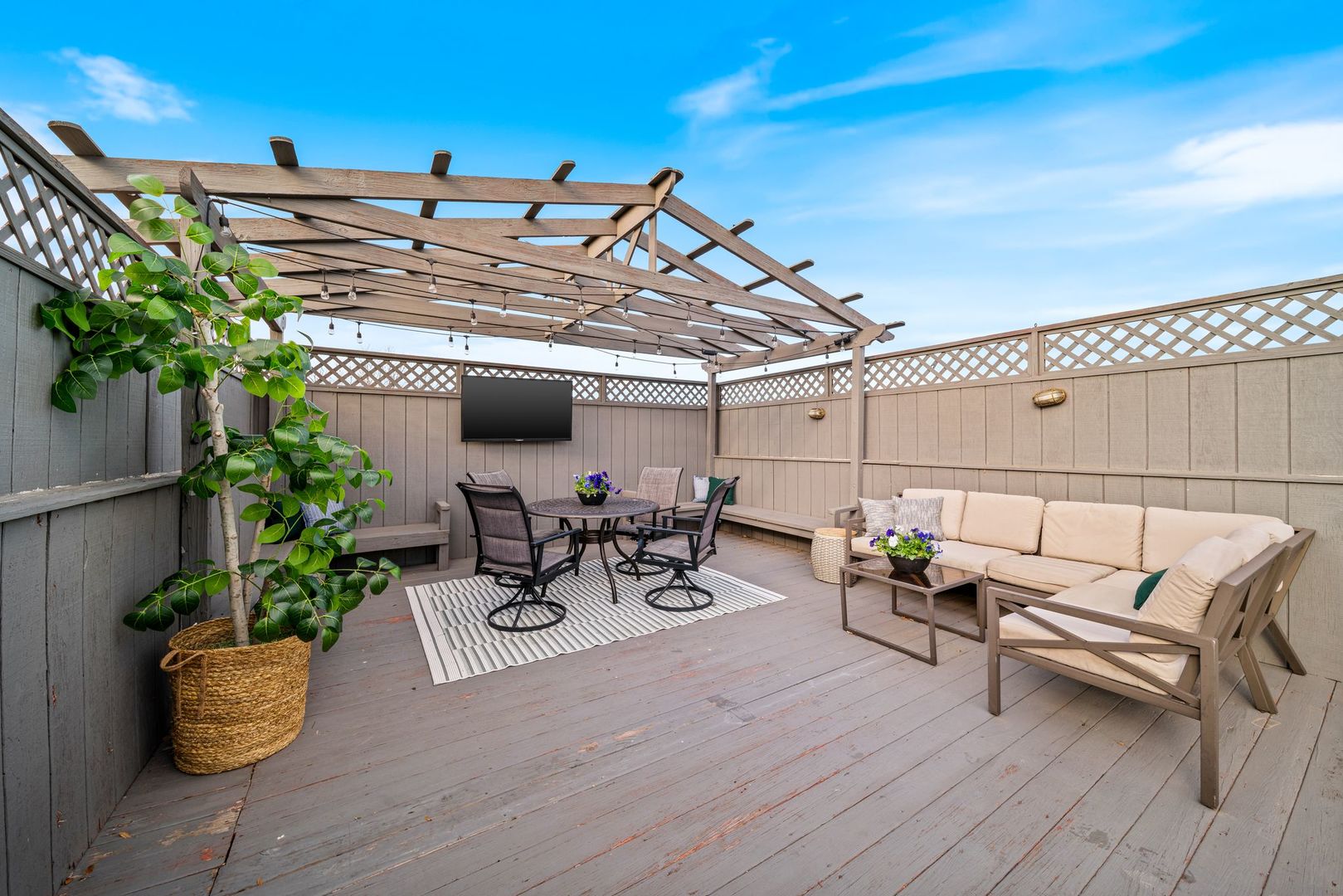 2120 W Churchill Street