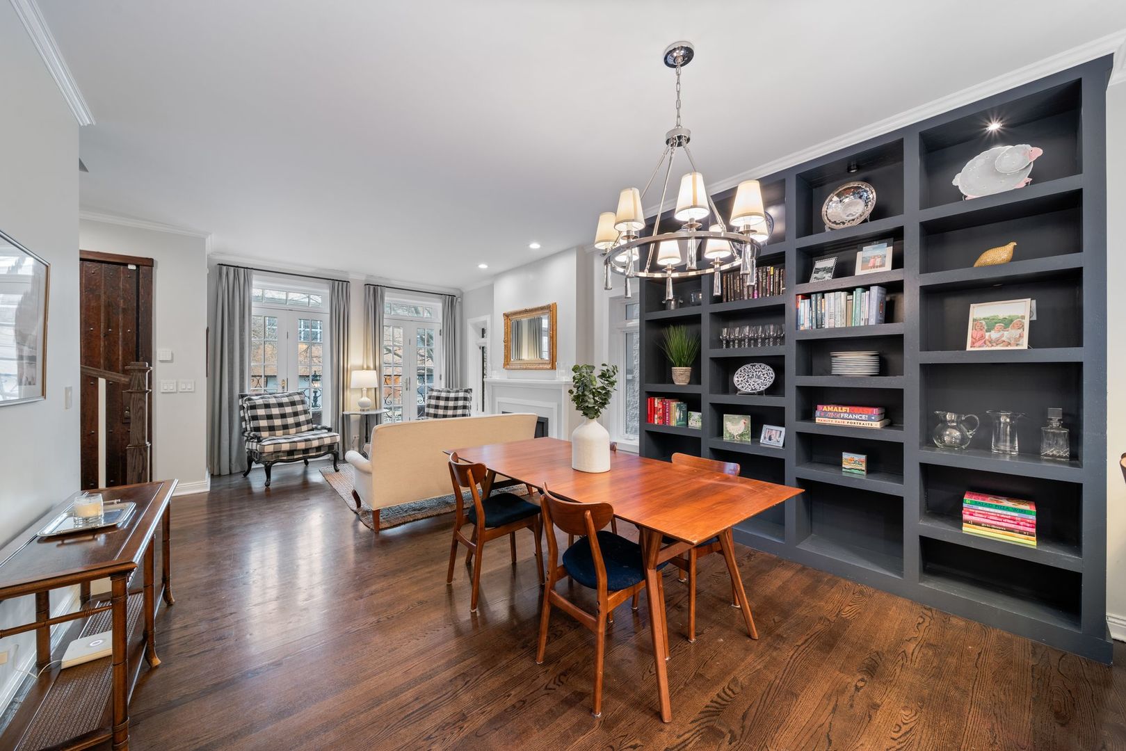 2120 W Churchill Street