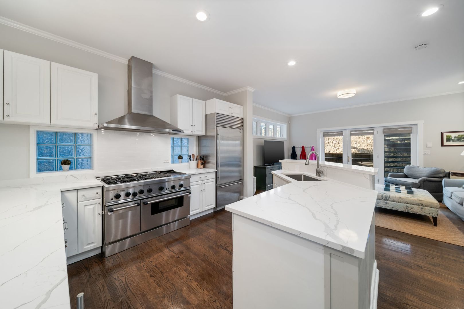 2120 W Churchill Street