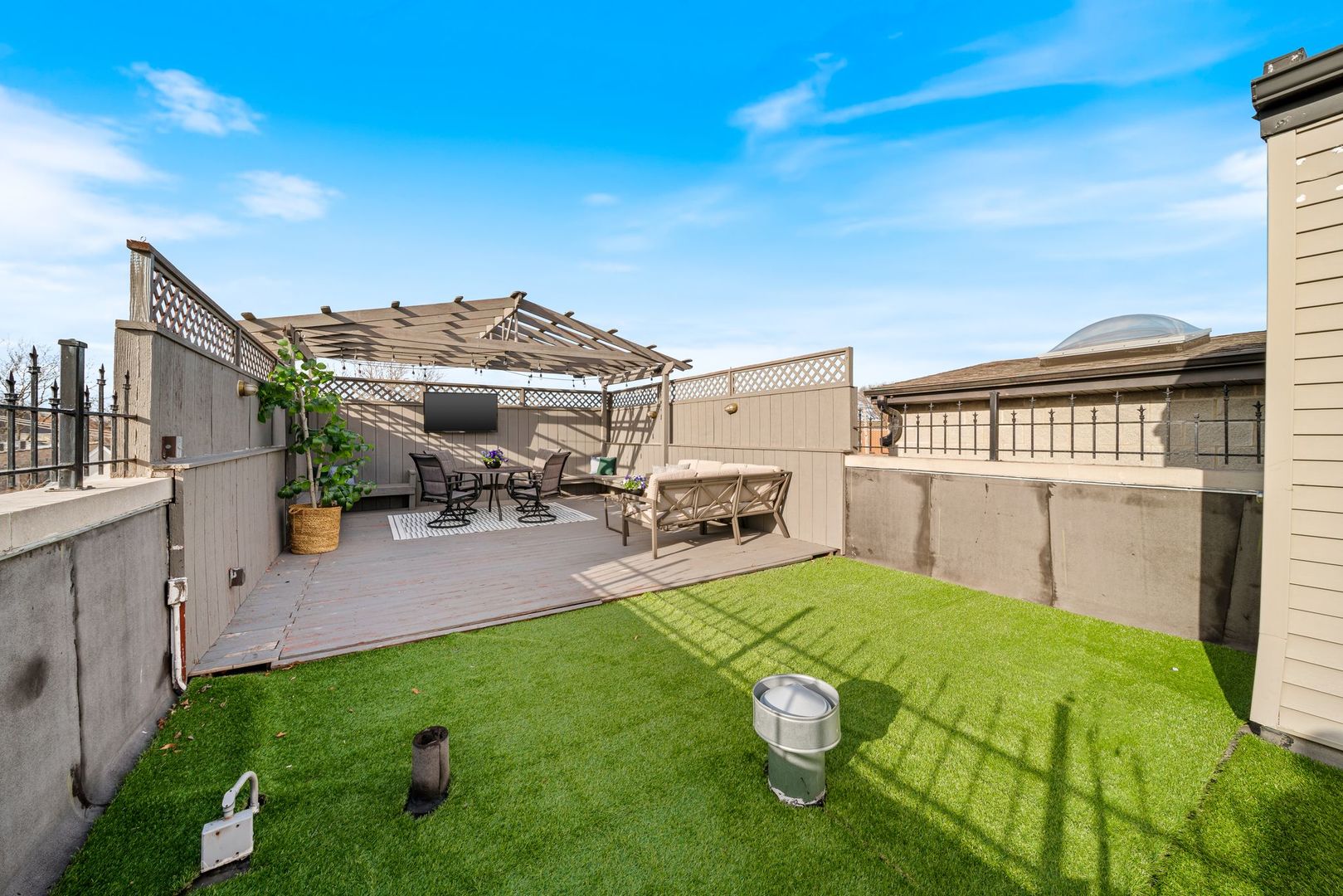 2120 W Churchill Street