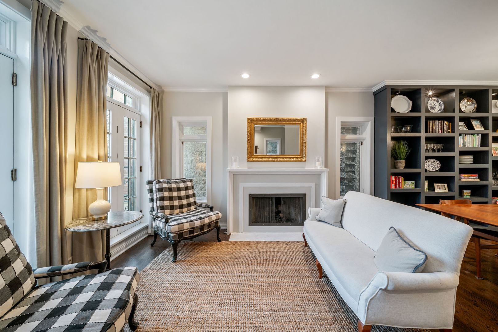 2120 W Churchill Street