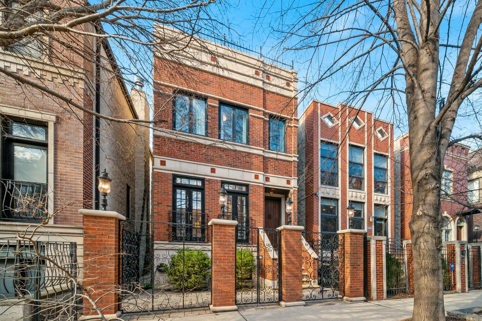 2120 W Churchill Street