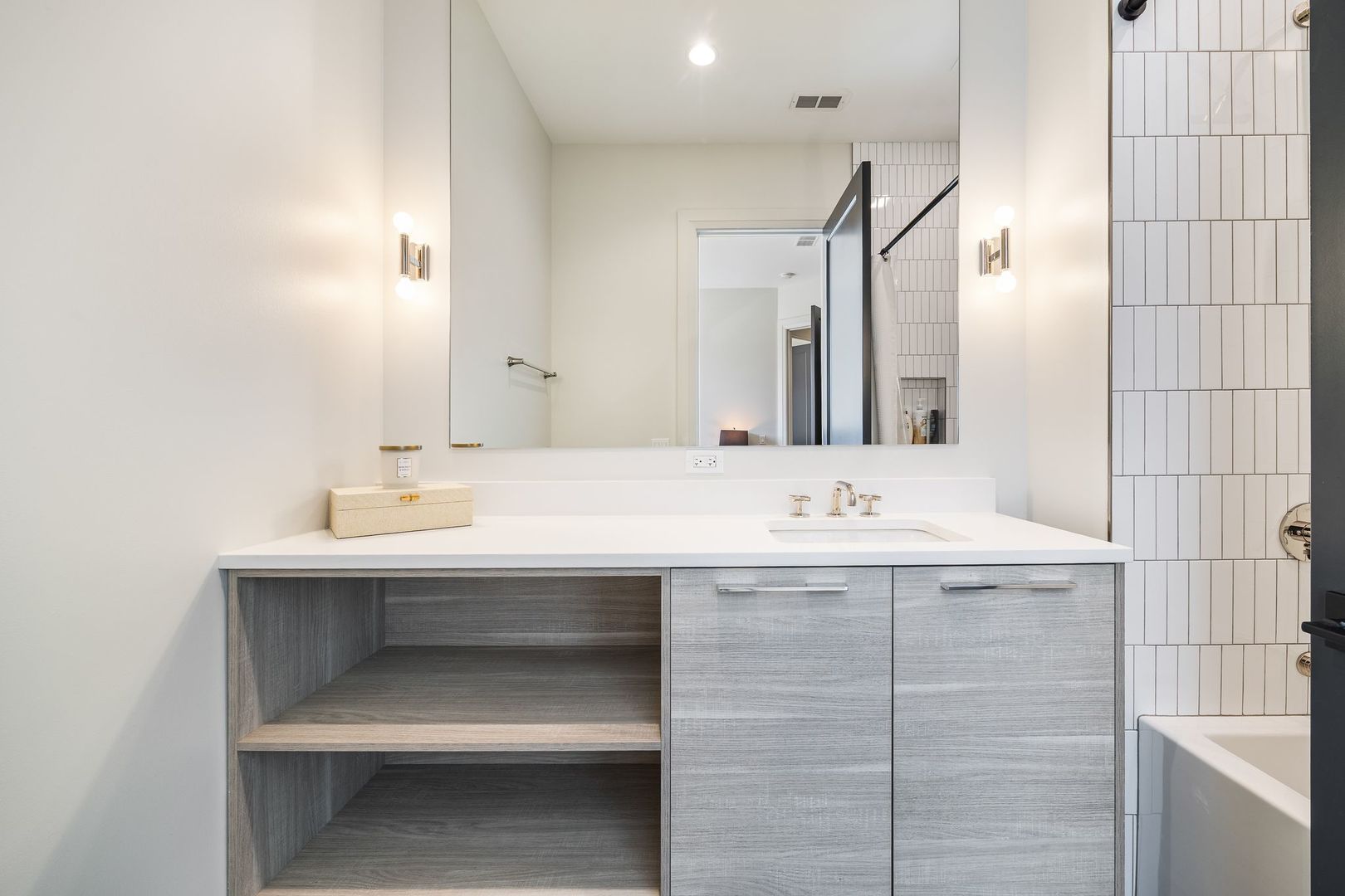 1110 W Schubert Avenue Unit: 203