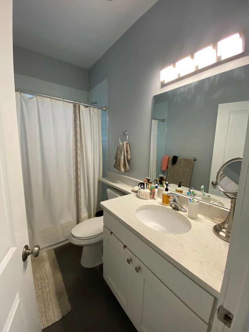 735 W Belmont Avenue Unit: 1C