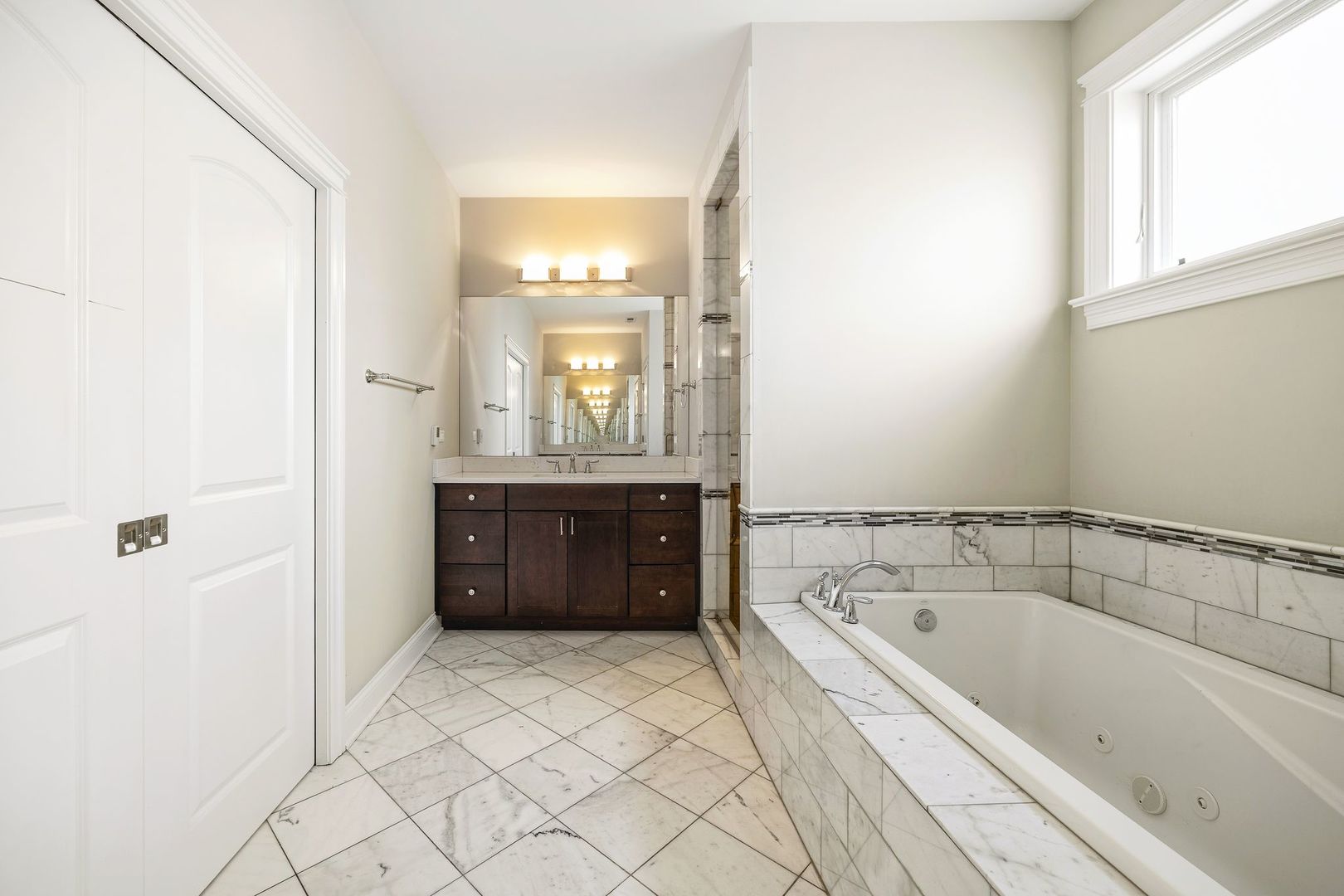 2414 W Berteau Avenue