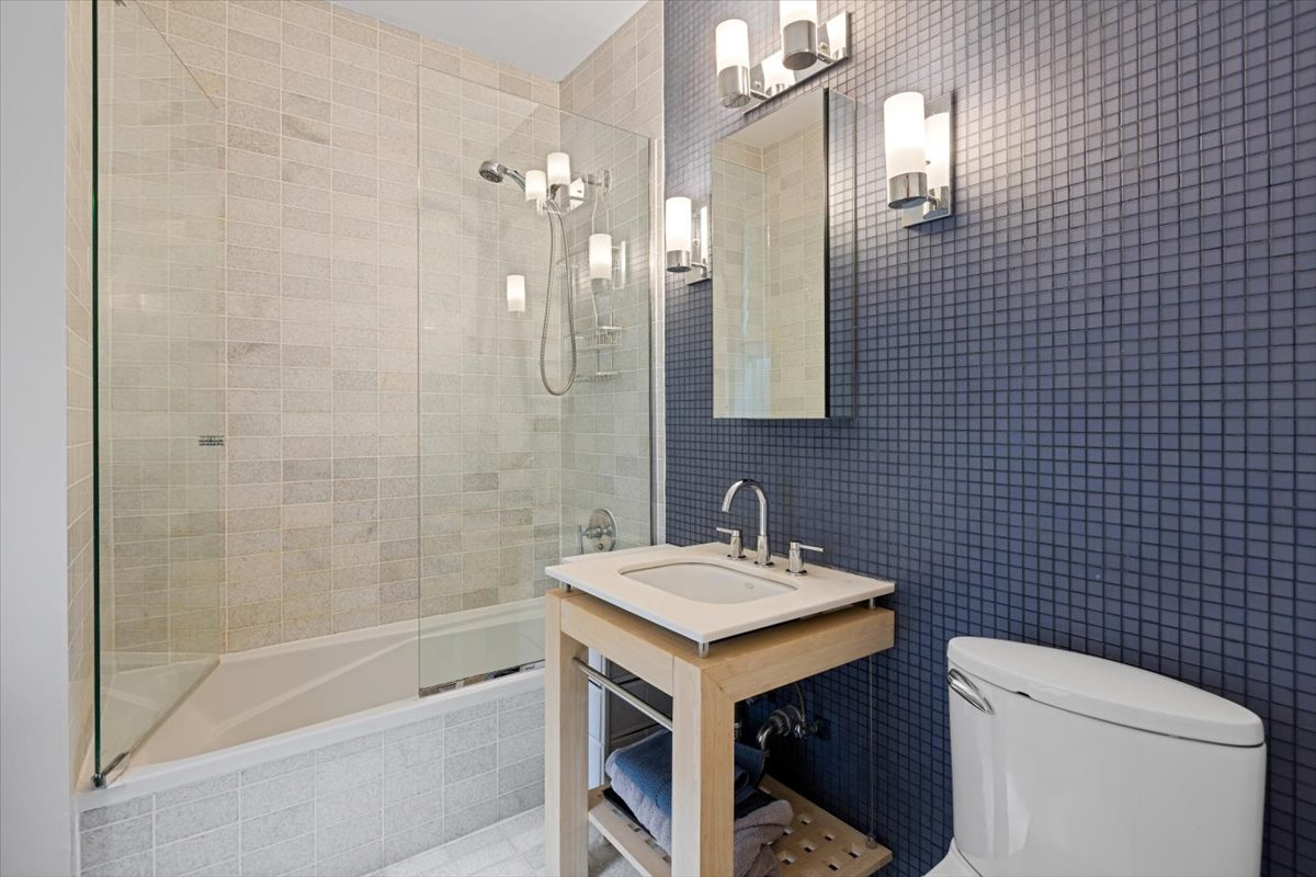 813 W Oakdale Avenue Unit: 1W