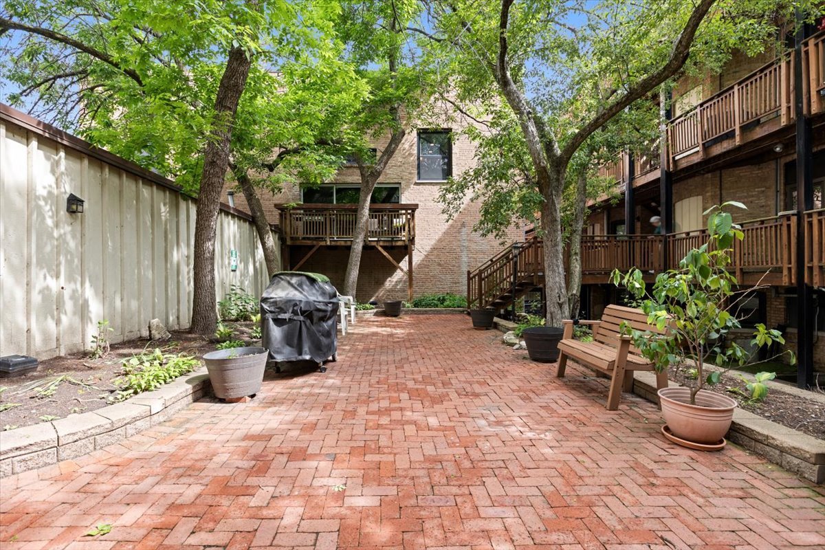 813 W Oakdale Avenue Unit: 1W