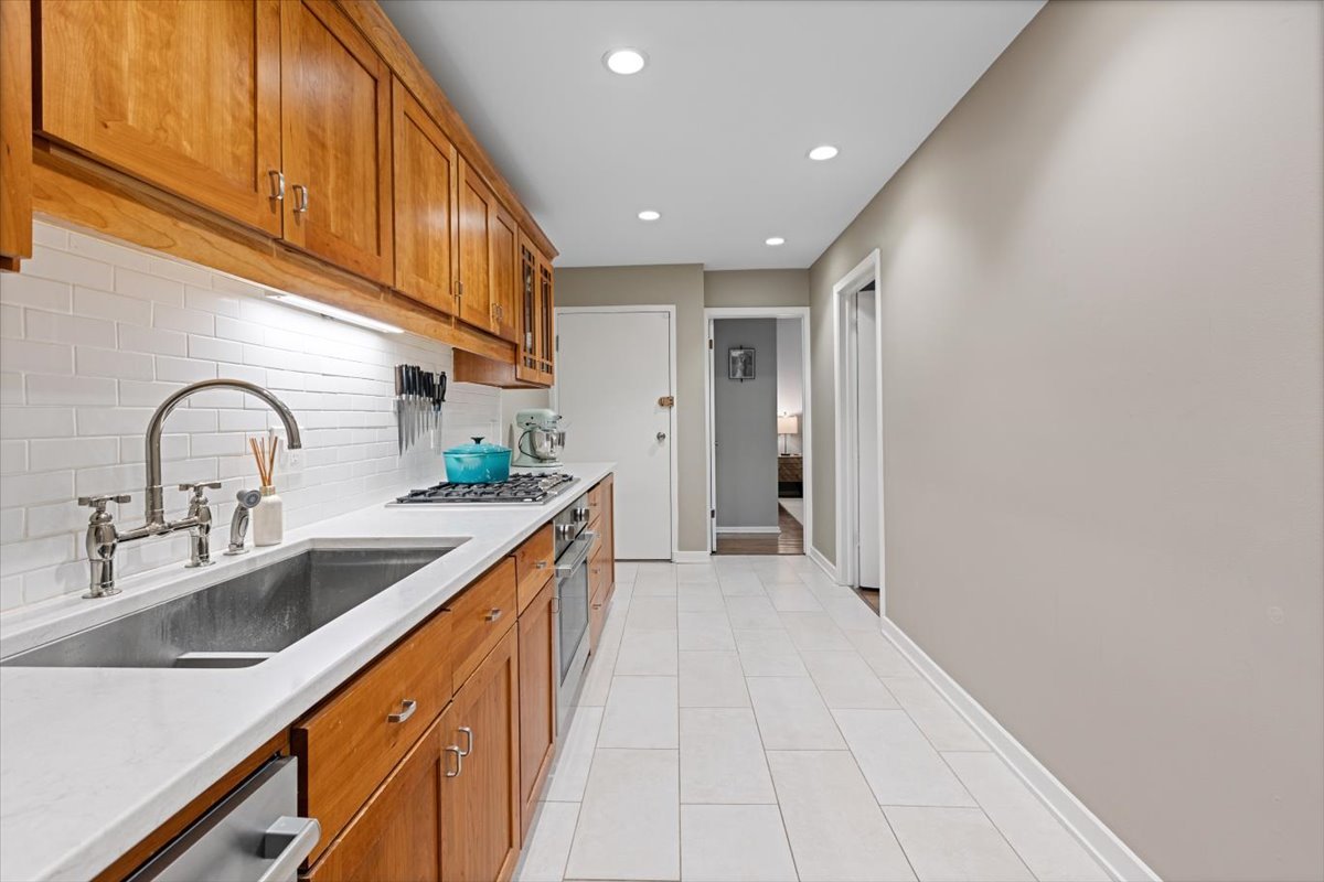 813 W Oakdale Avenue Unit: 1W