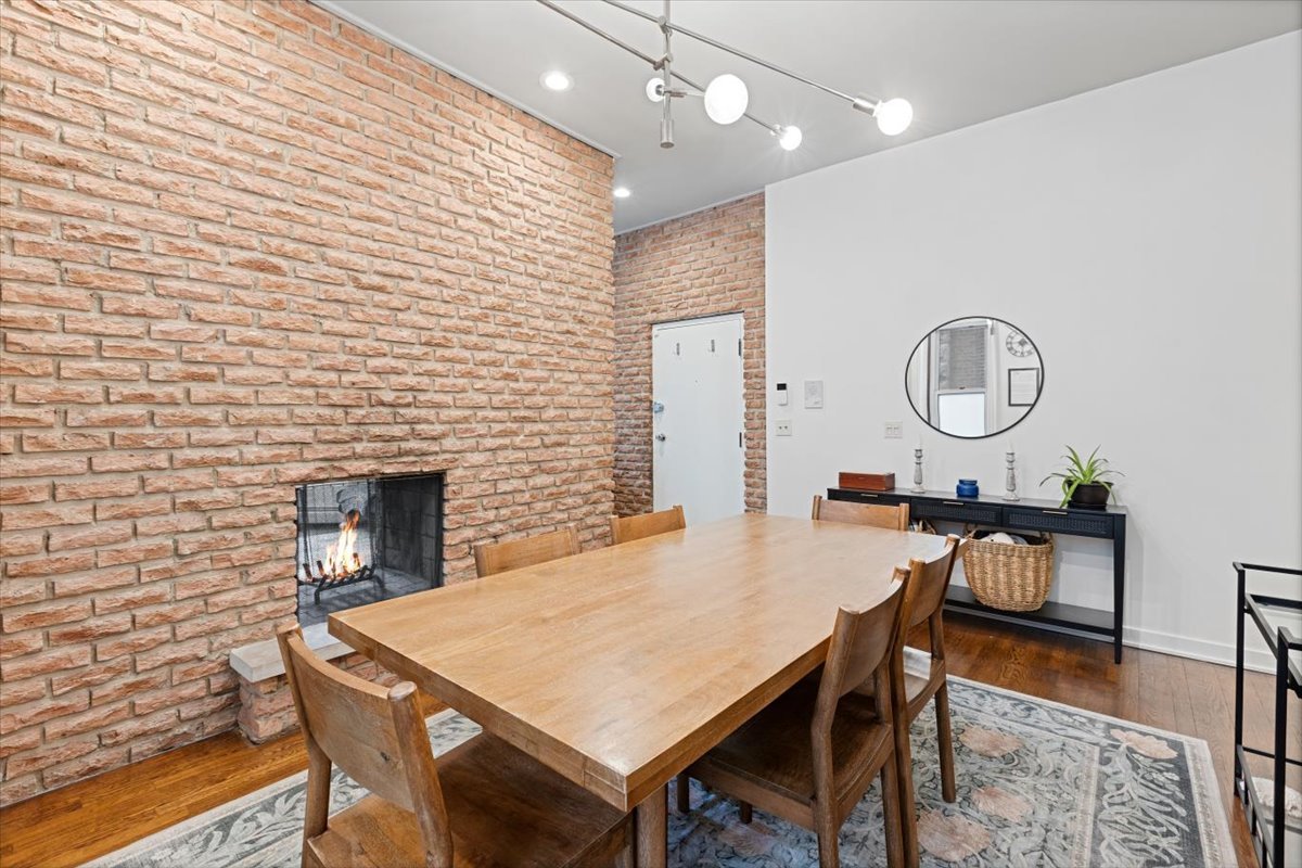 813 W Oakdale Avenue Unit: 1W