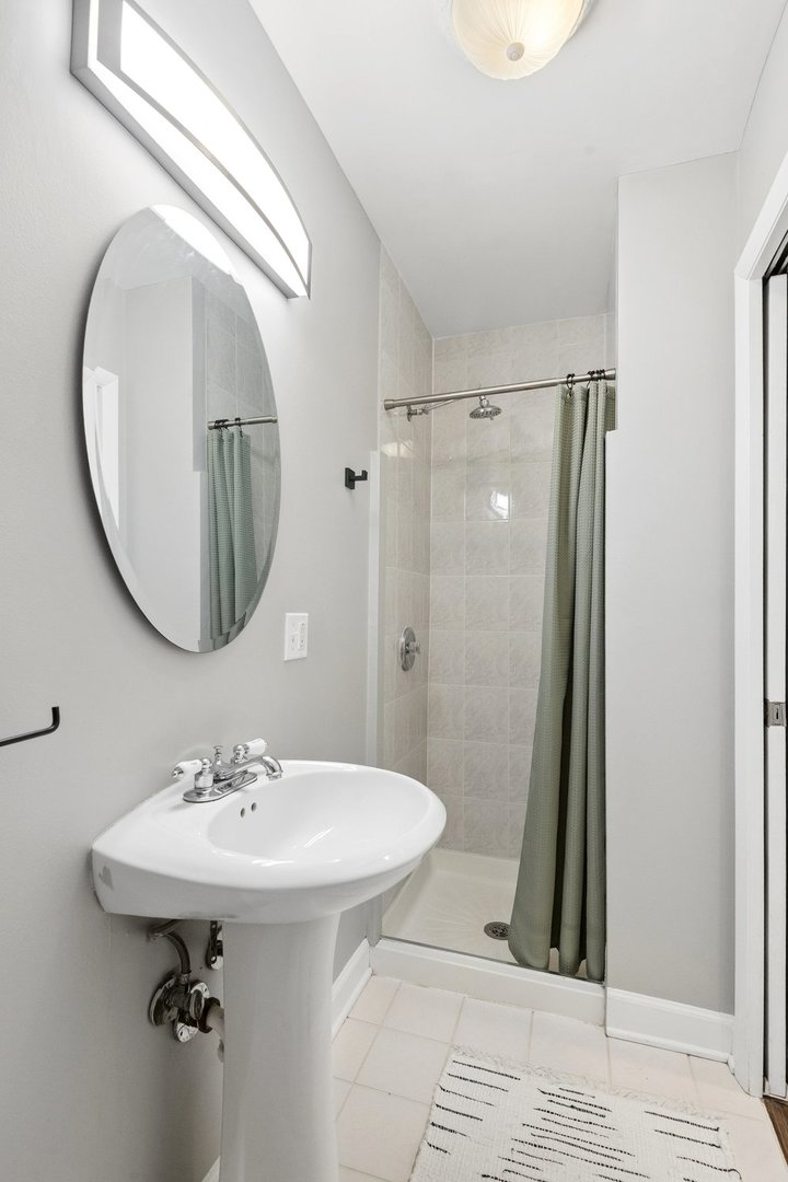2747 N Spaulding Avenue Unit: 2