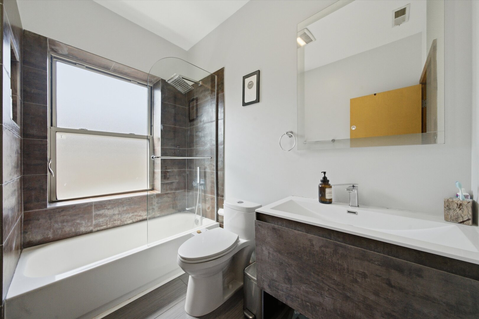 1221 W Greenleaf Avenue Unit: 3S