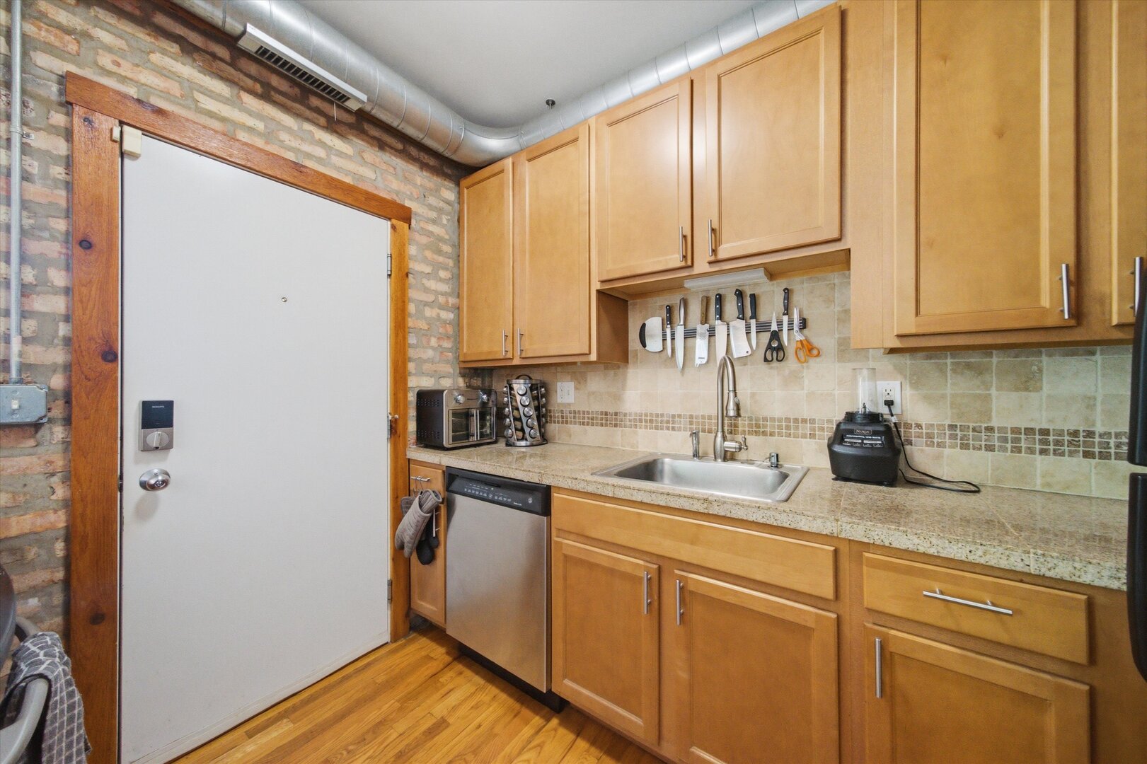 1221 W Greenleaf Avenue Unit: 3S