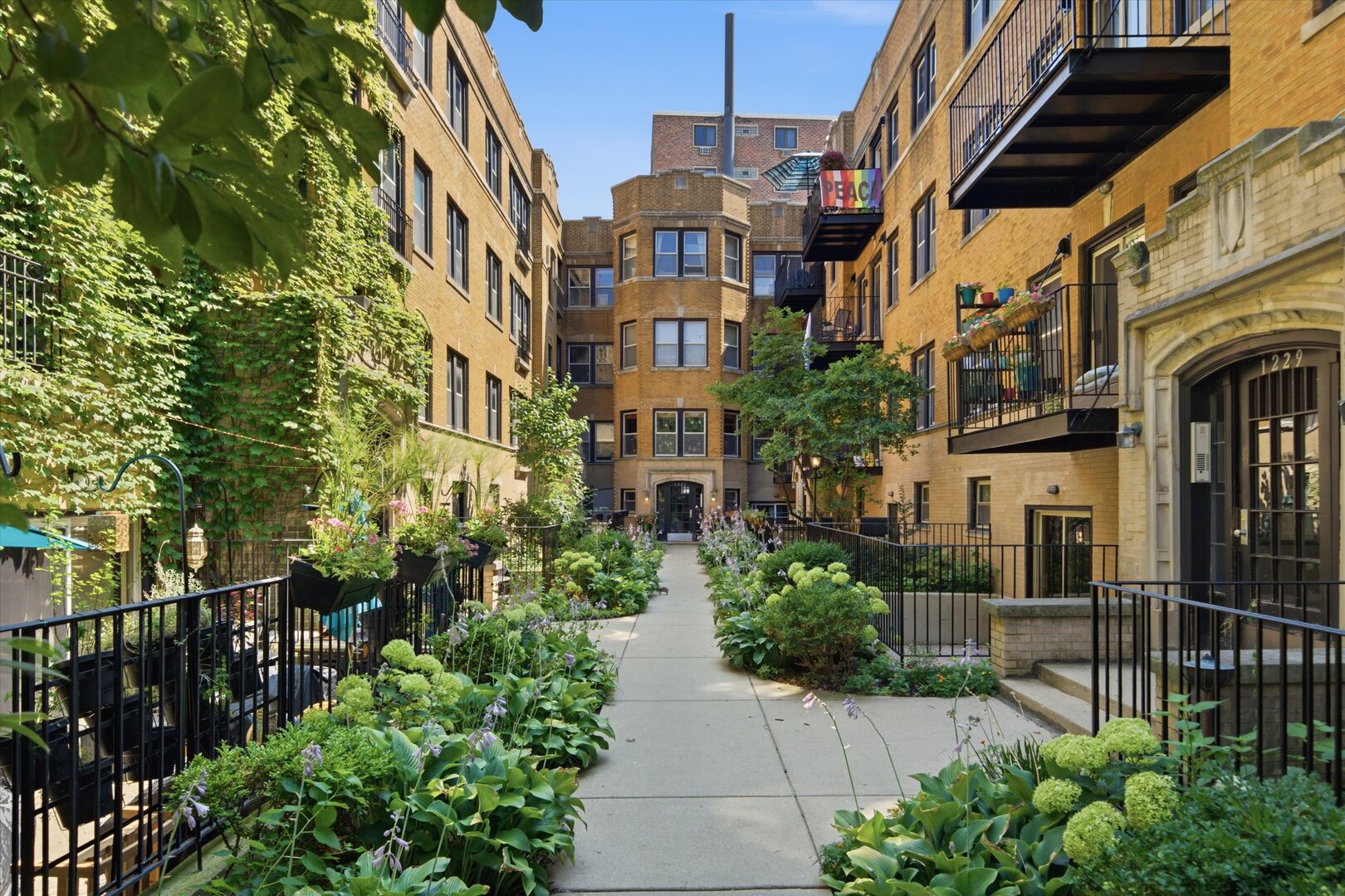 1221 W Greenleaf Avenue Unit: 3S