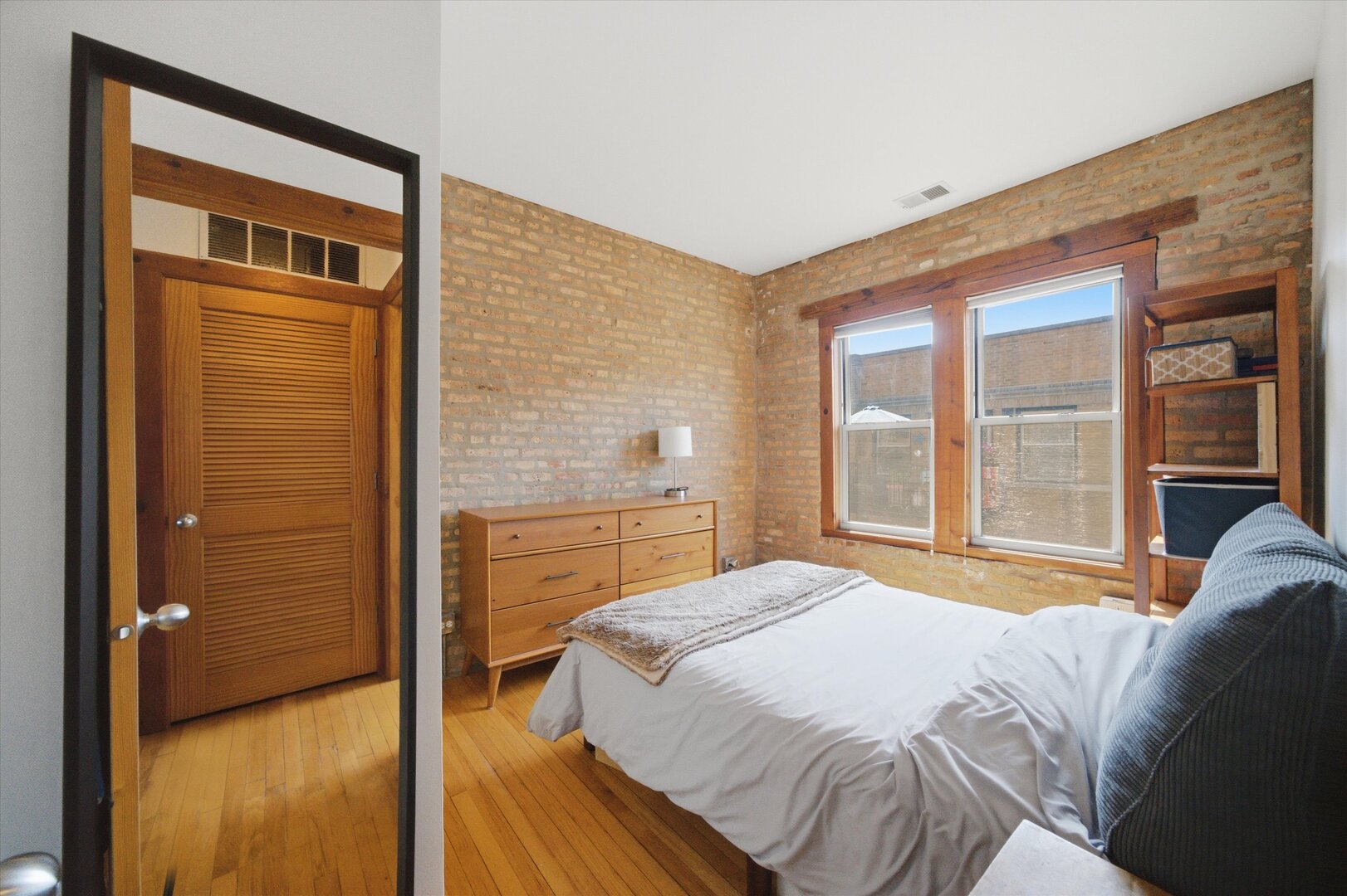 1221 W Greenleaf Avenue Unit: 3S