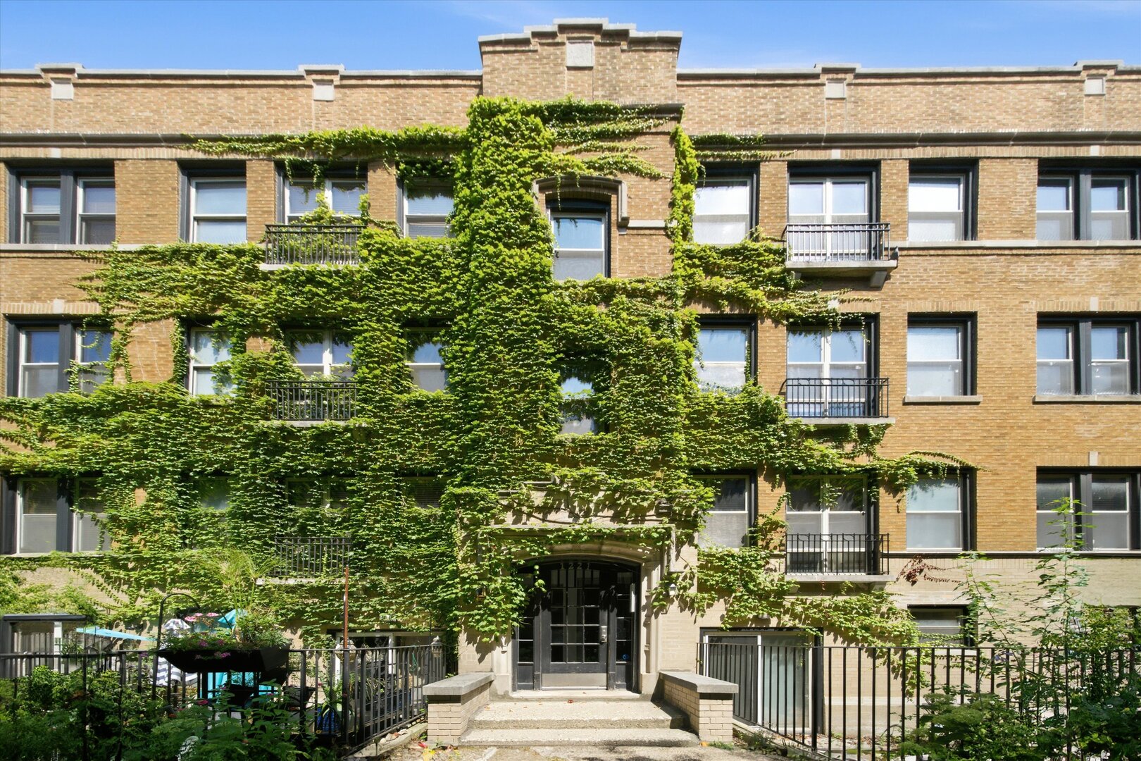 1221 W Greenleaf Avenue Unit: 3S
