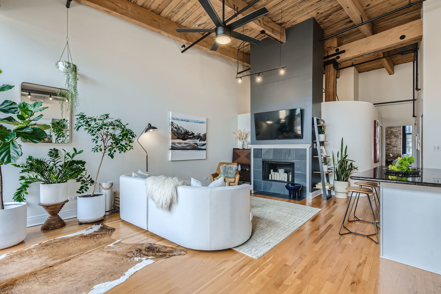 1670 N Claremont Avenue Unit: 302