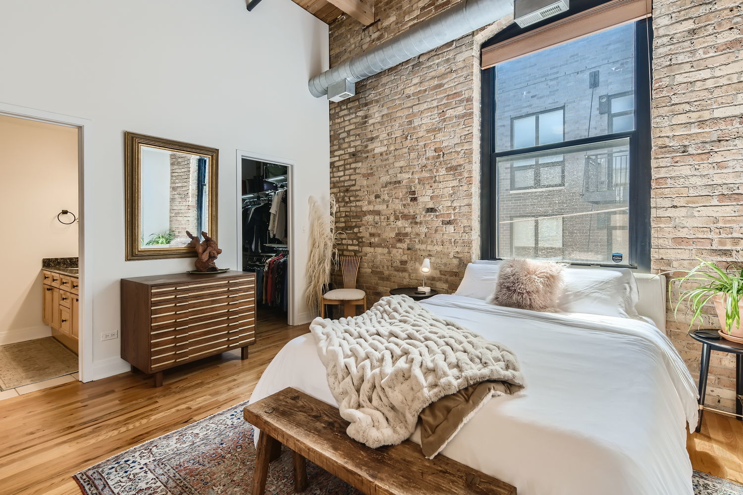 1670 N Claremont Avenue Unit: 302