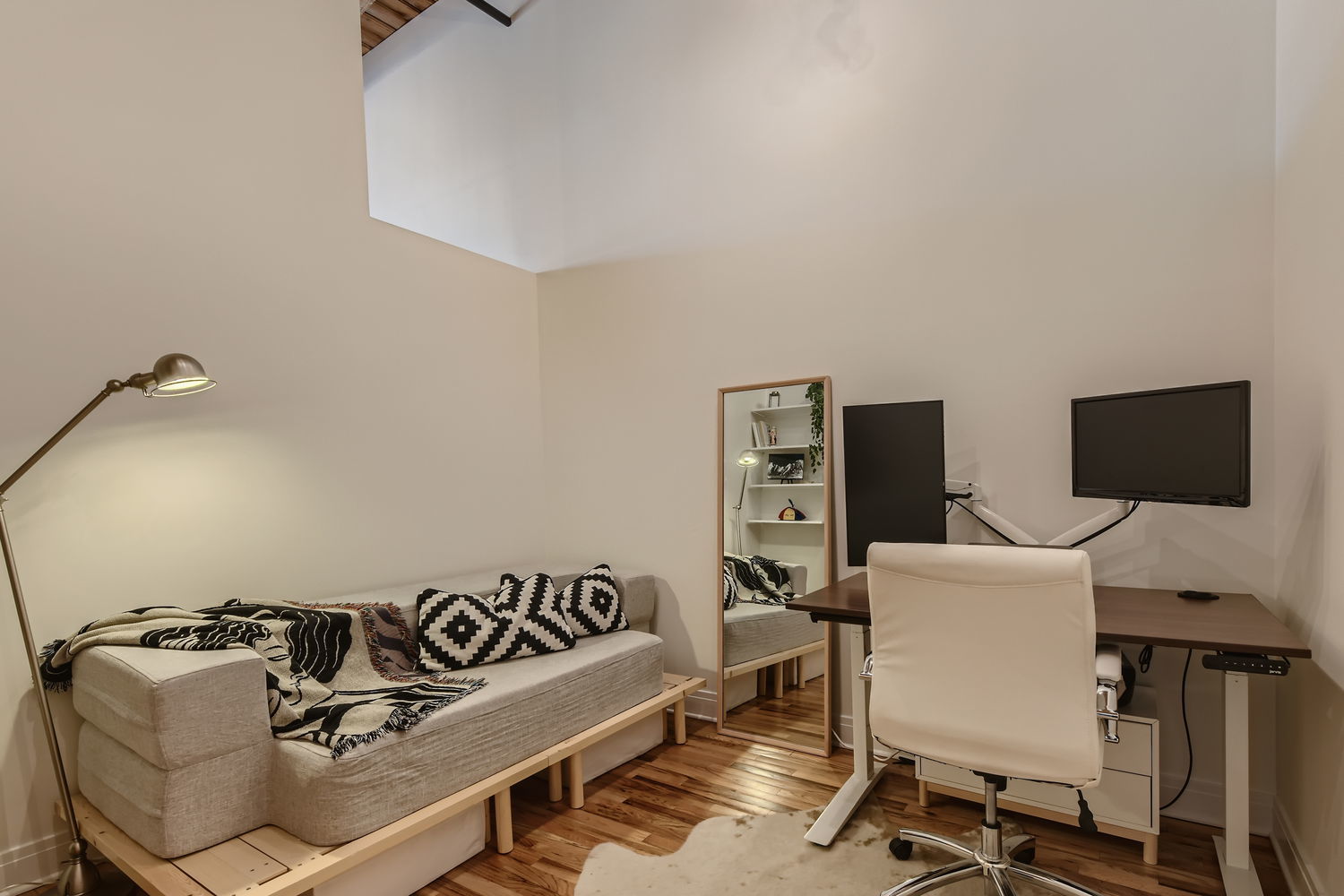 1670 N Claremont Avenue Unit: 302