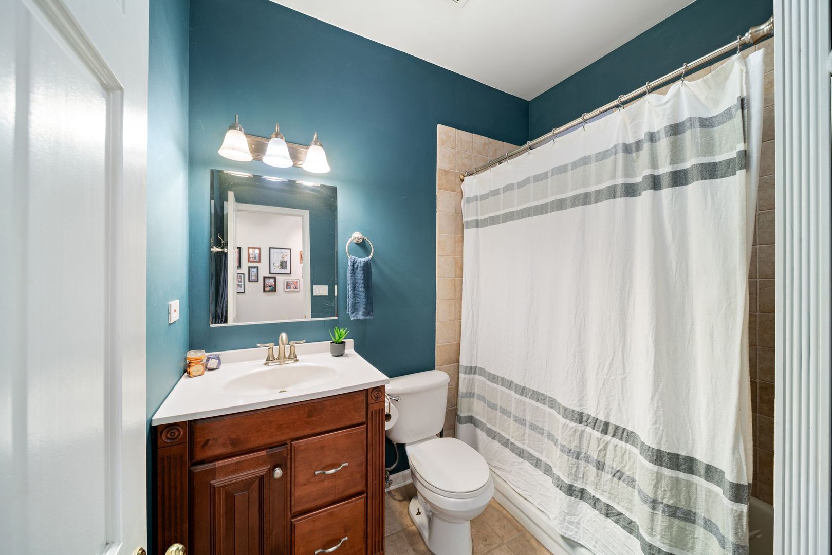 6701 N Bosworth Avenue Unit: 3