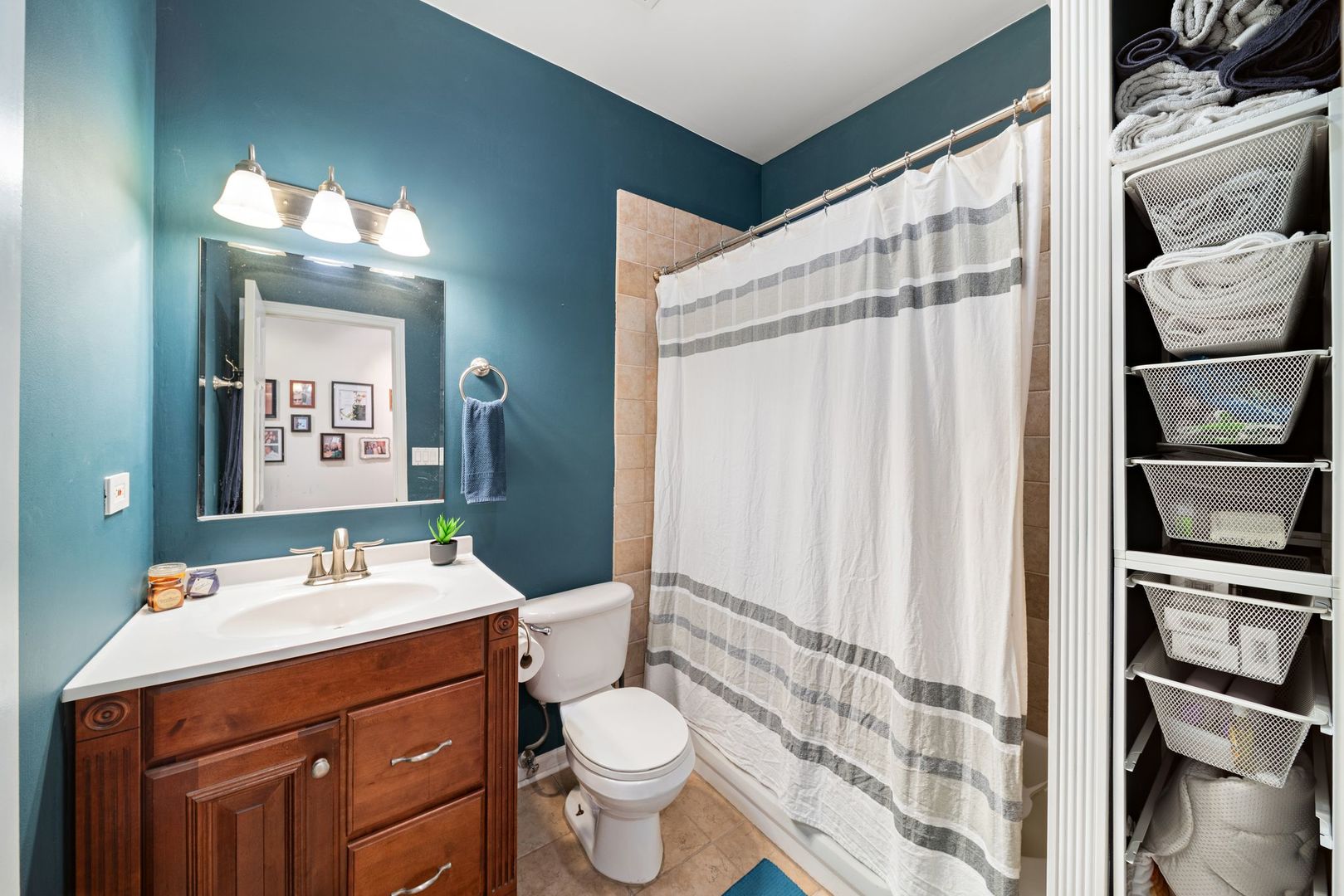 6701 N Bosworth Avenue Unit: 3