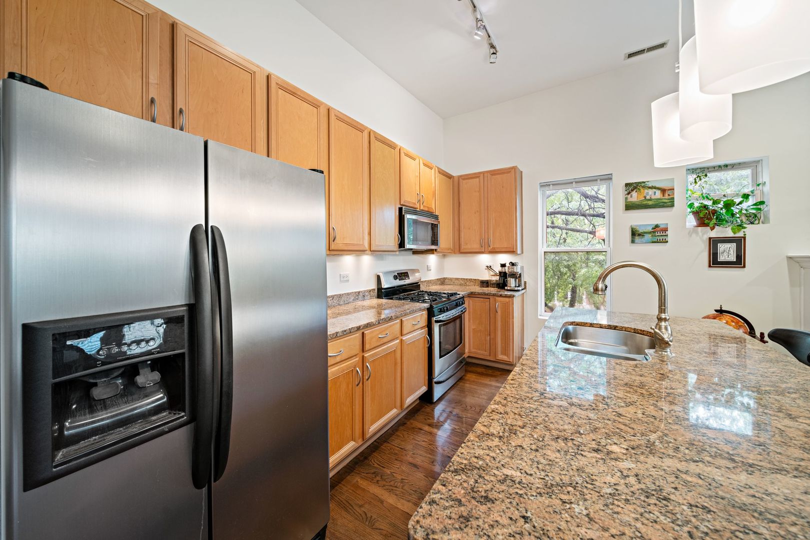6701 N Bosworth Avenue Unit: 3