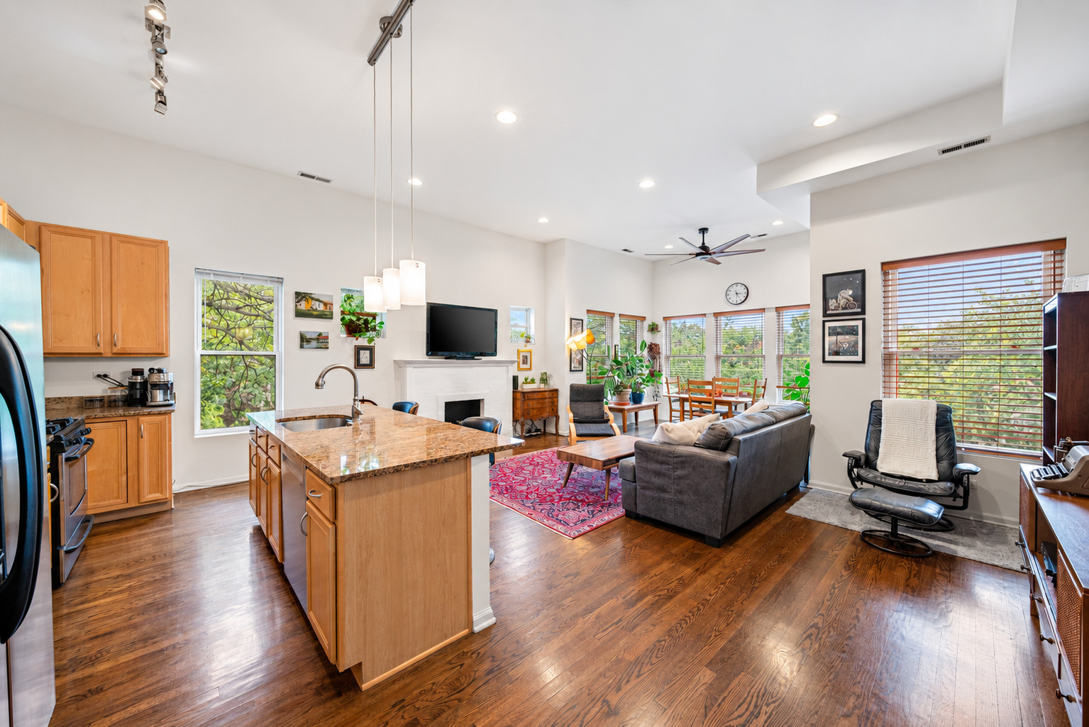6701 N Bosworth Avenue Unit: 3
