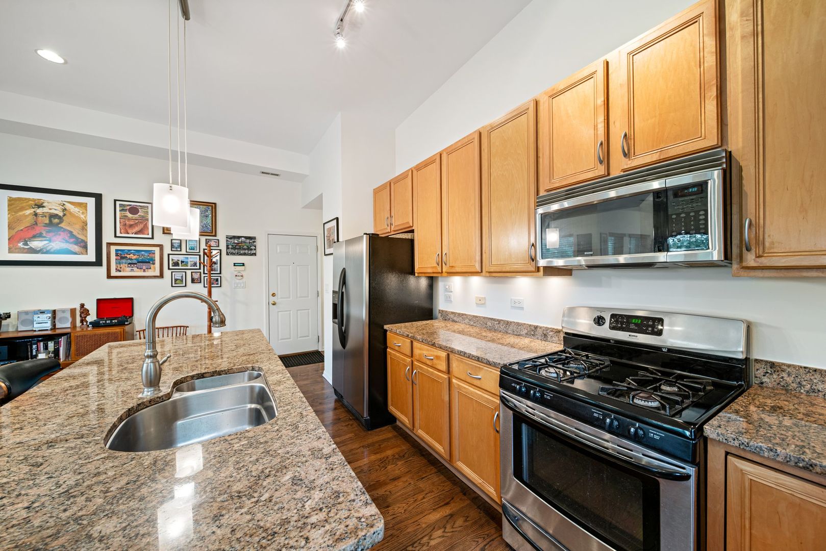 6701 N Bosworth Avenue Unit: 3