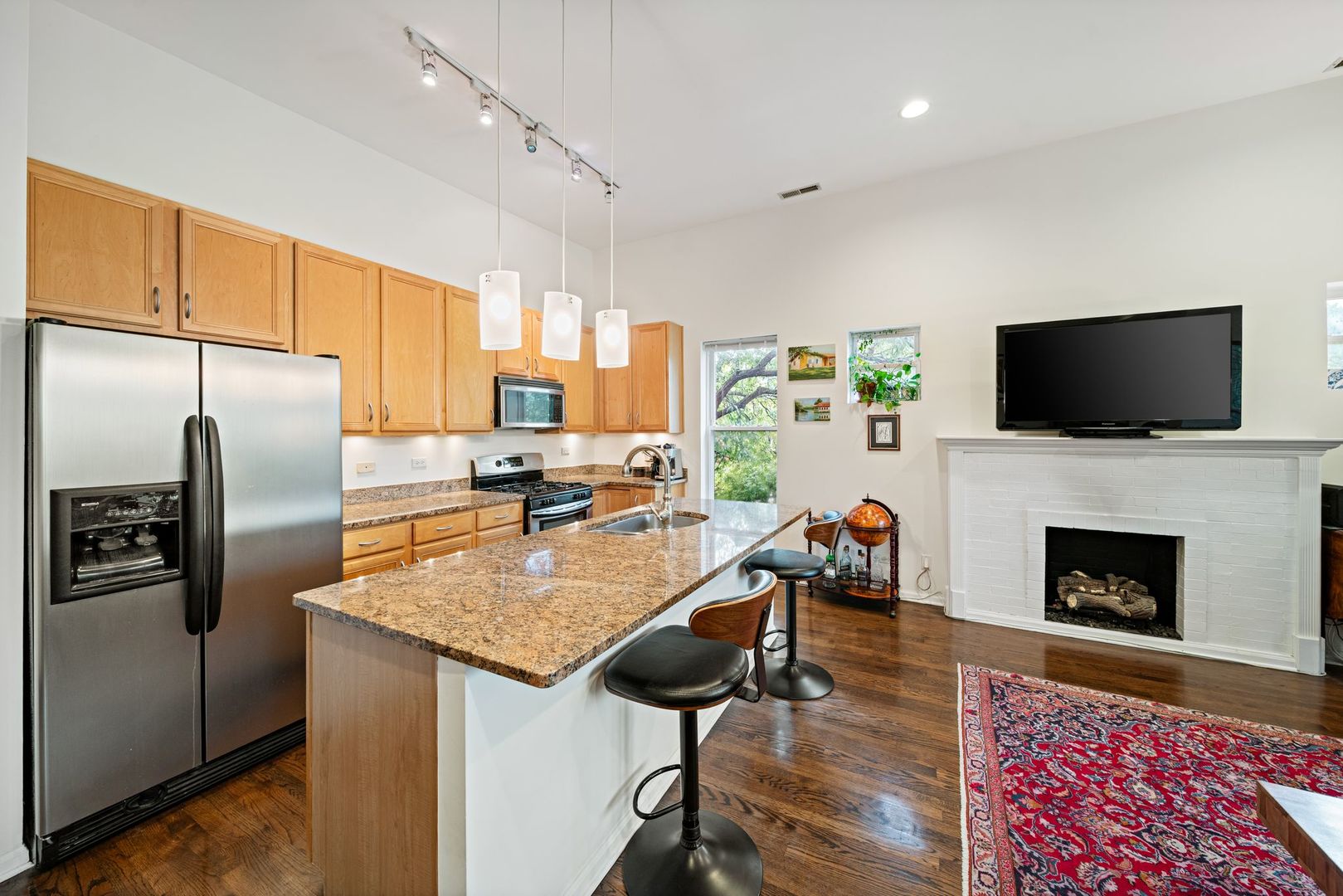 6701 N Bosworth Avenue Unit: 3