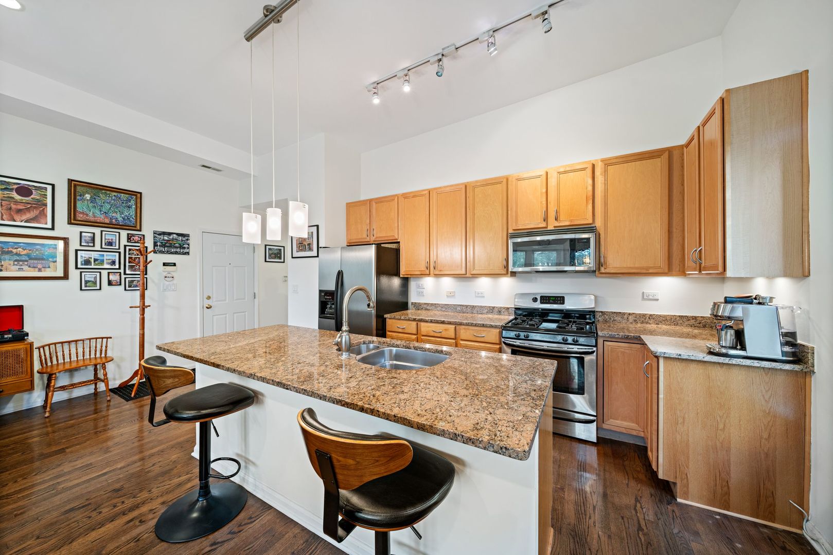 6701 N Bosworth Avenue Unit: 3