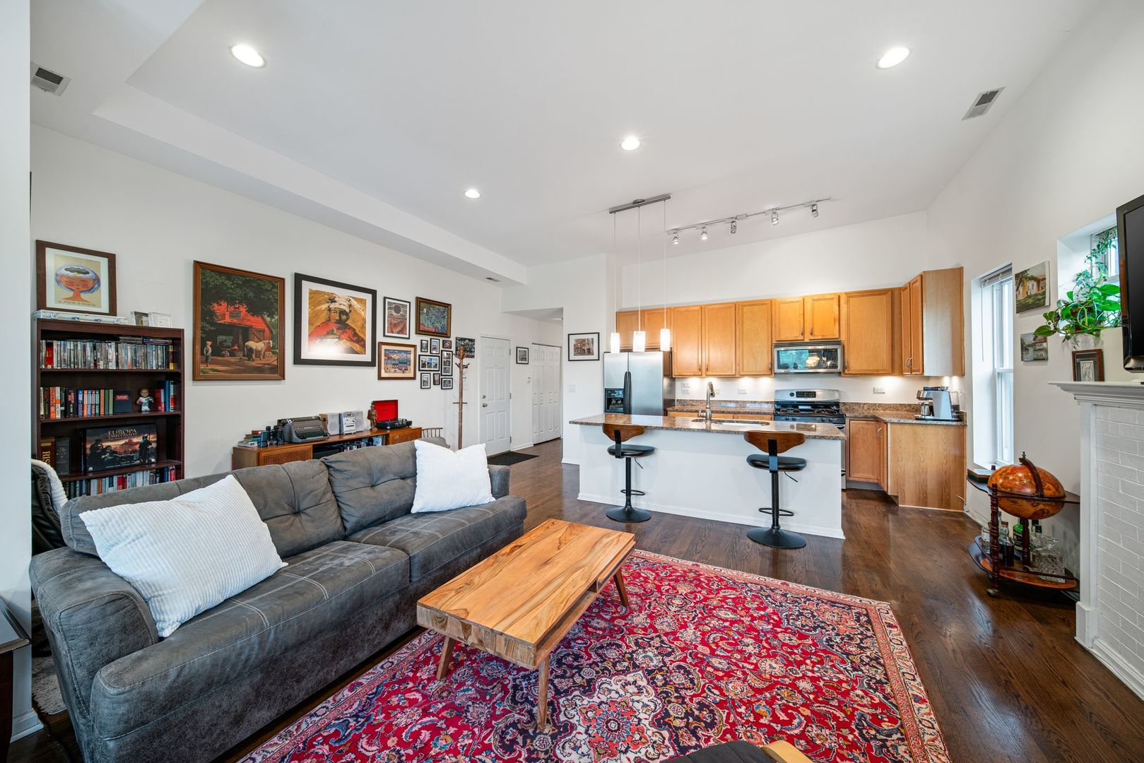 6701 N Bosworth Avenue Unit: 3