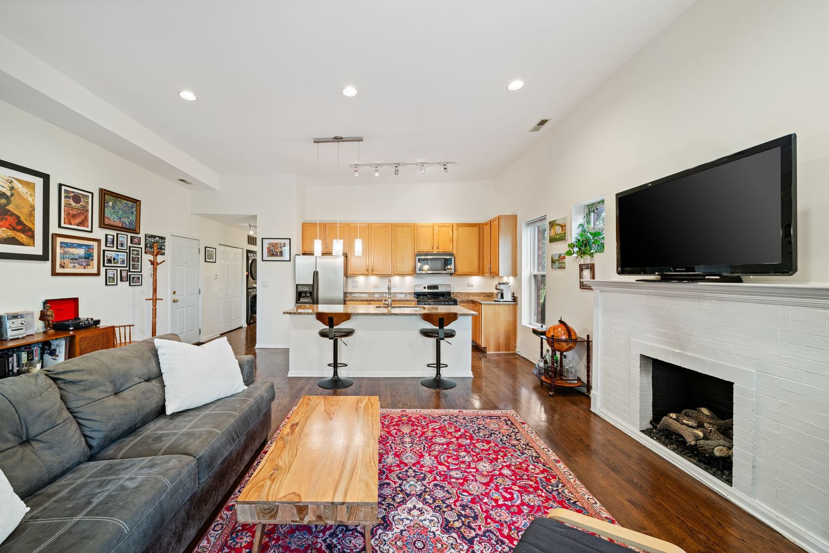 6701 N Bosworth Avenue Unit: 3