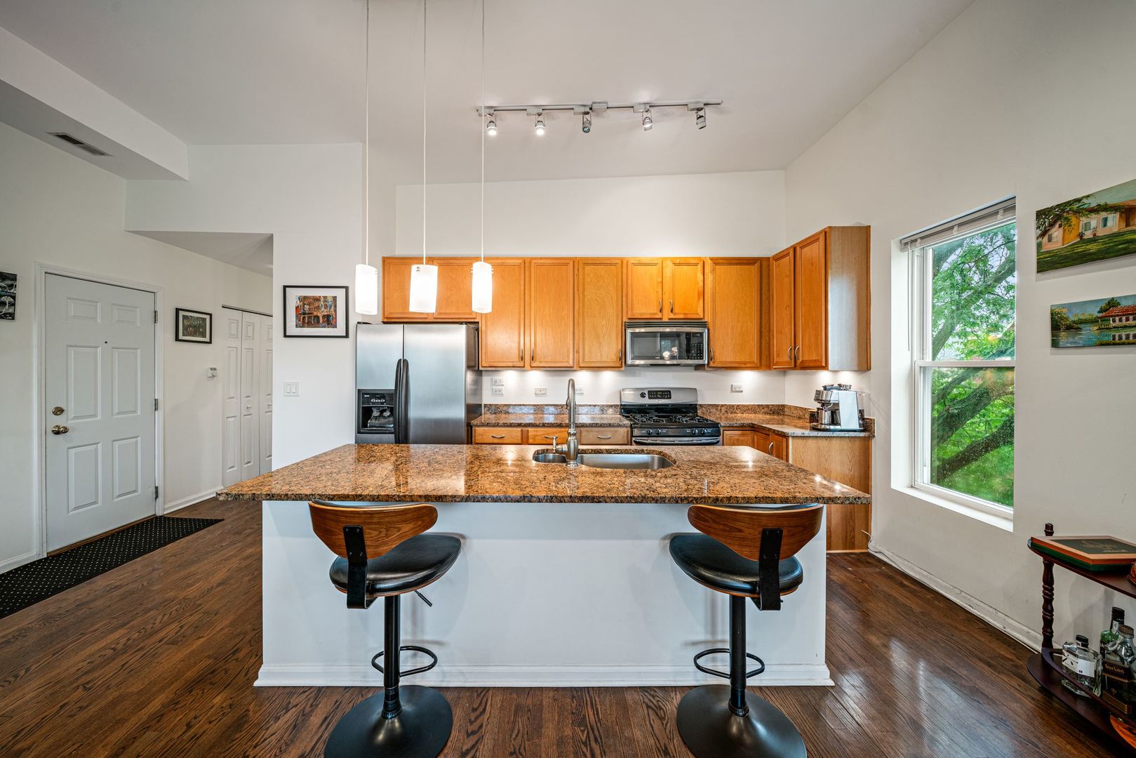 6701 N Bosworth Avenue Unit: 3