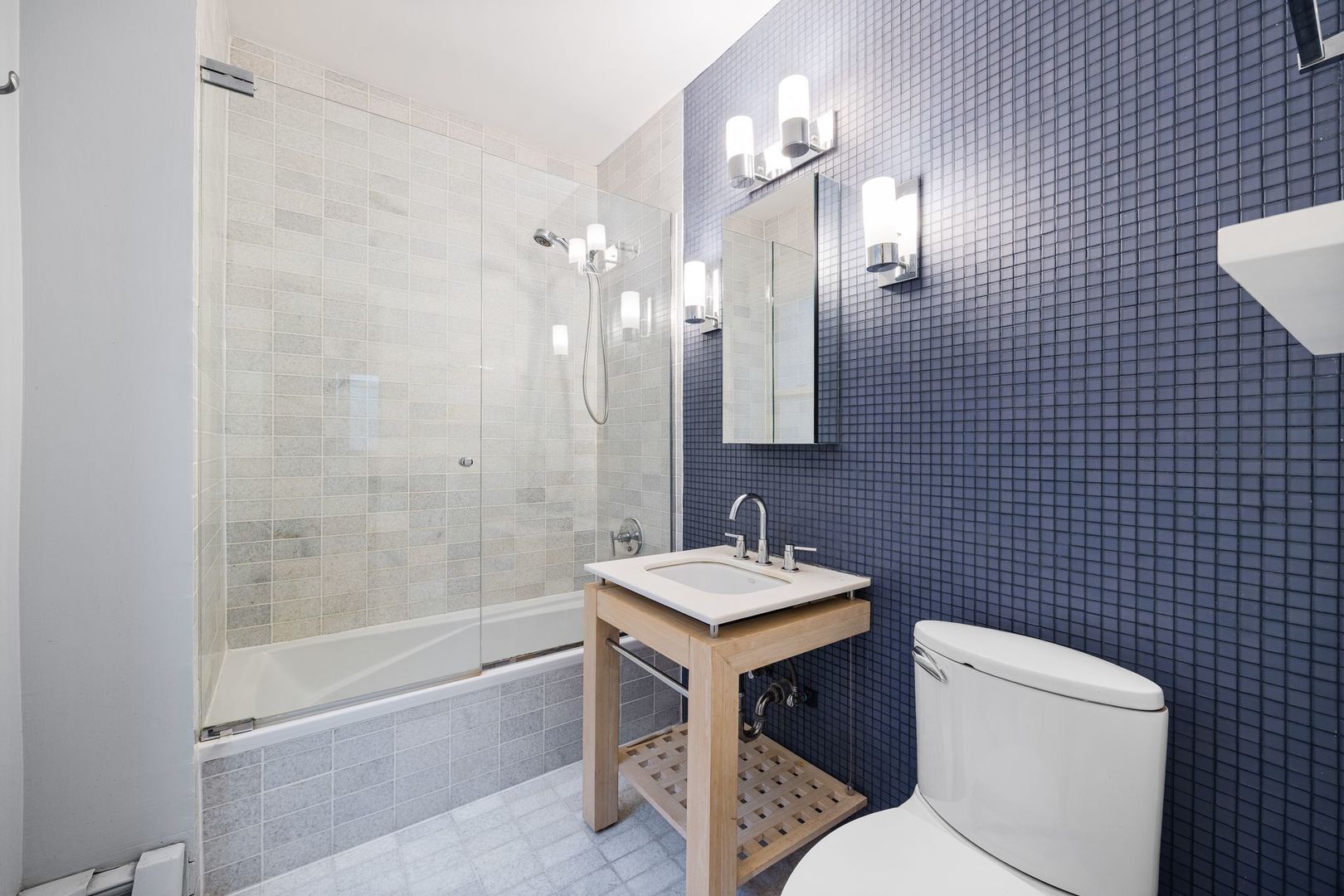 813 W Oakdale Avenue Unit: 1W