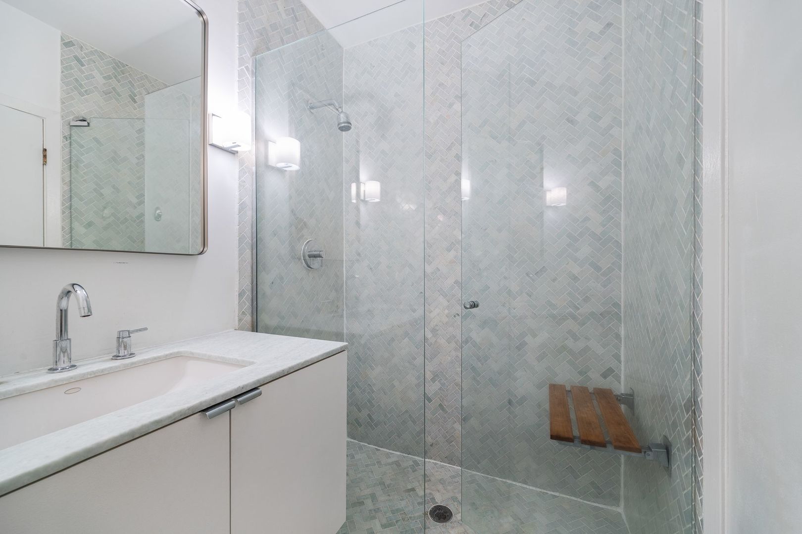 813 W Oakdale Avenue Unit: 1W
