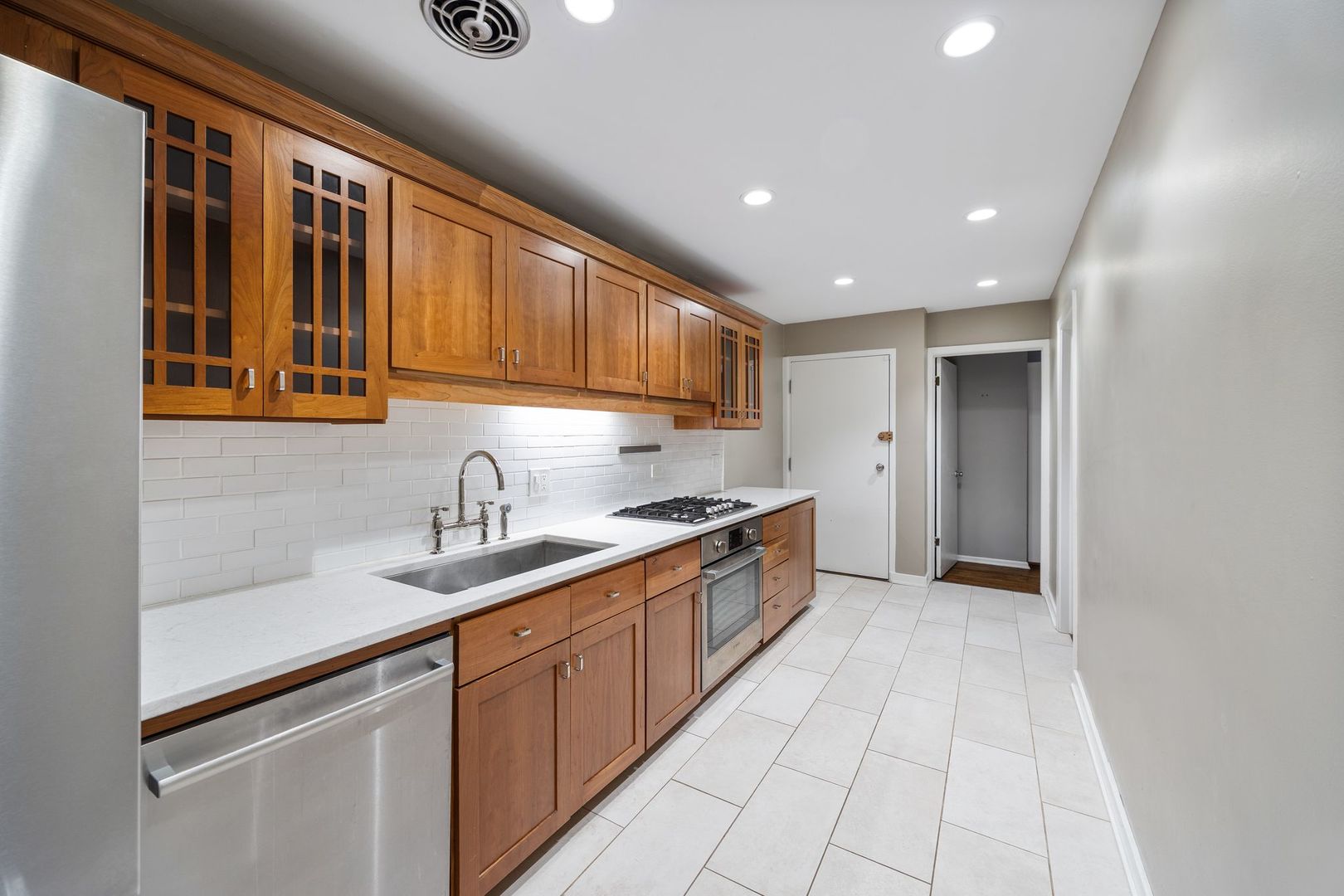 813 W Oakdale Avenue Unit: 1W