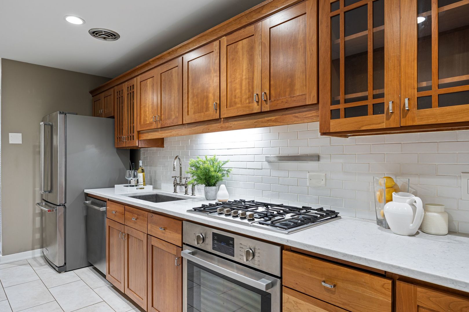 813 W Oakdale Avenue Unit: 1W