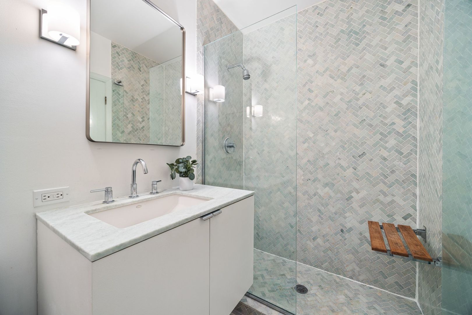 813 W Oakdale Avenue Unit: 1W