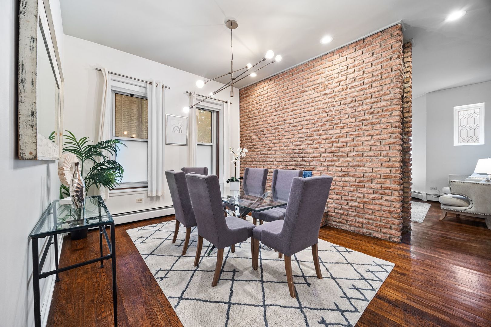 813 W Oakdale Avenue Unit: 1W