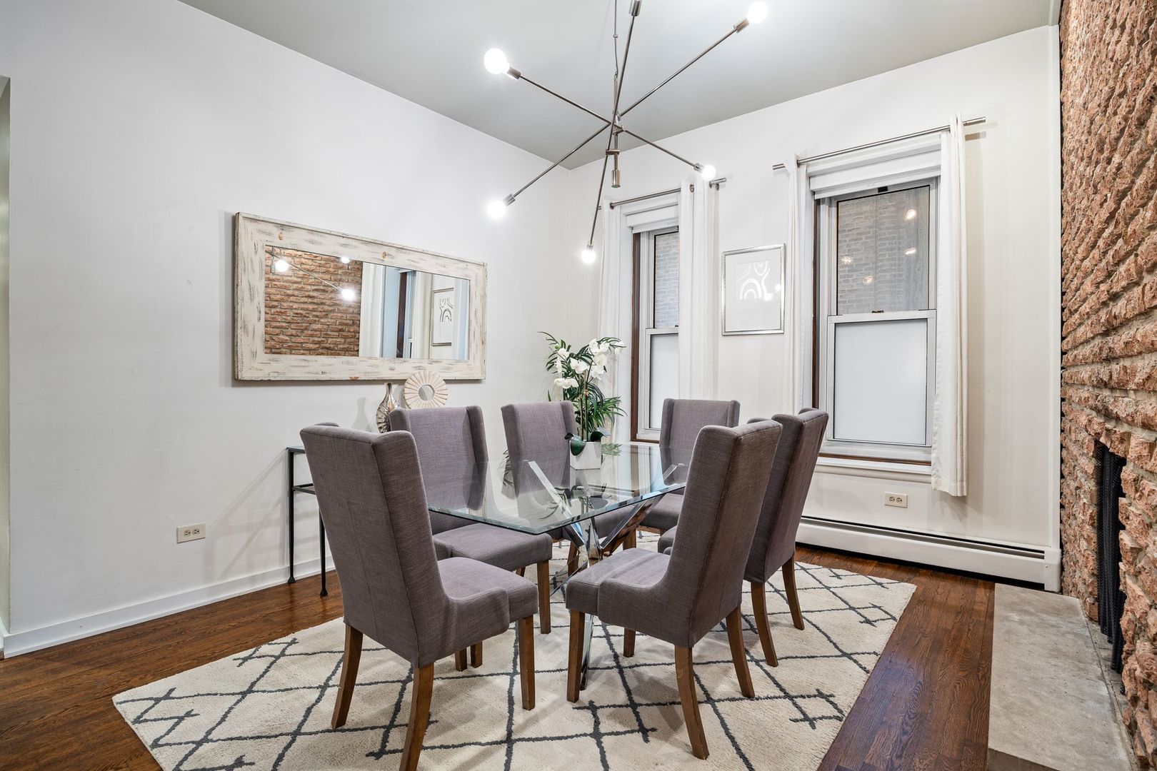 813 W Oakdale Avenue Unit: 1W