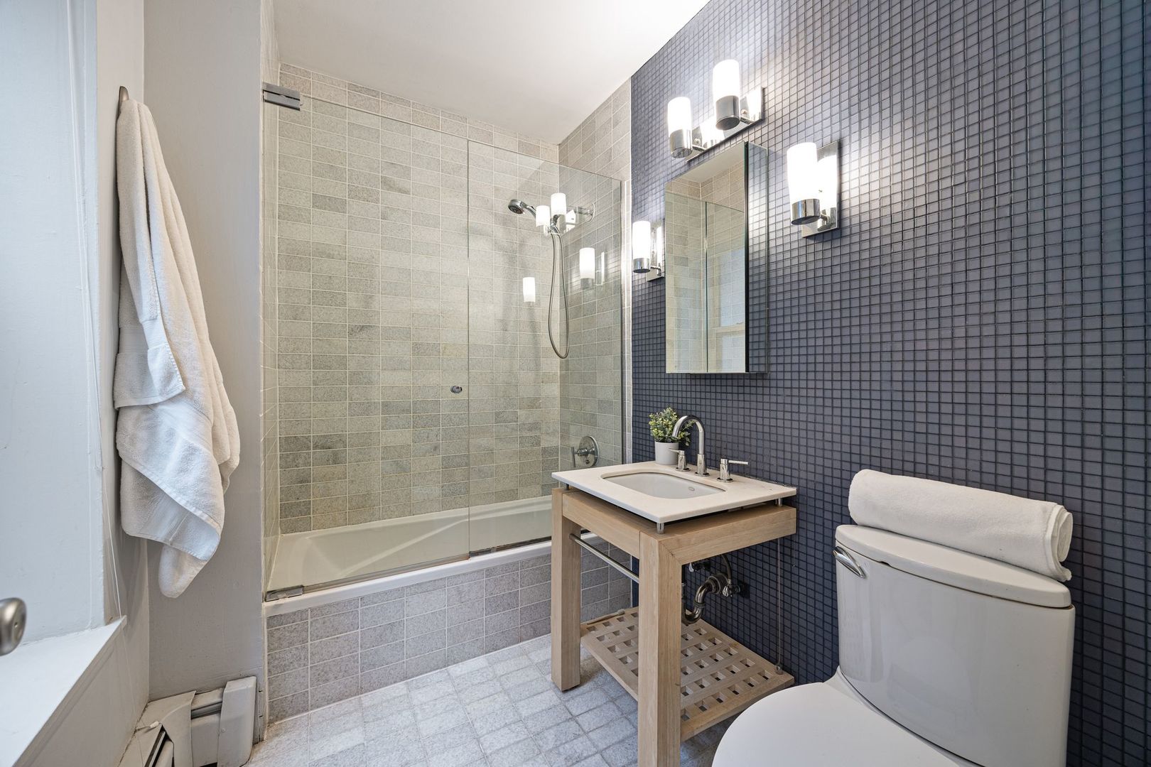 813 W Oakdale Avenue Unit: 1W