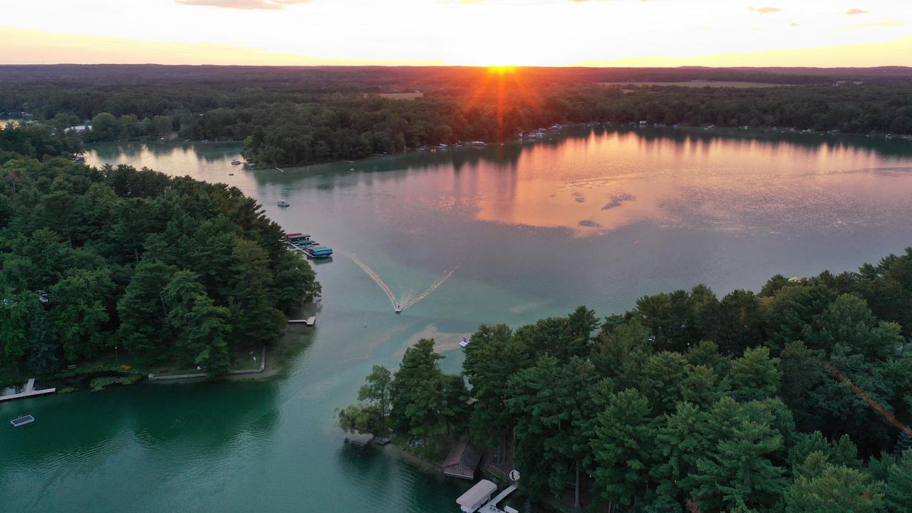 N3025 Crestwood DRIVE