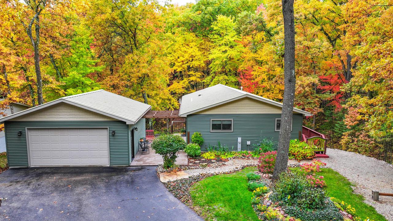 N3025 Crestwood DRIVE