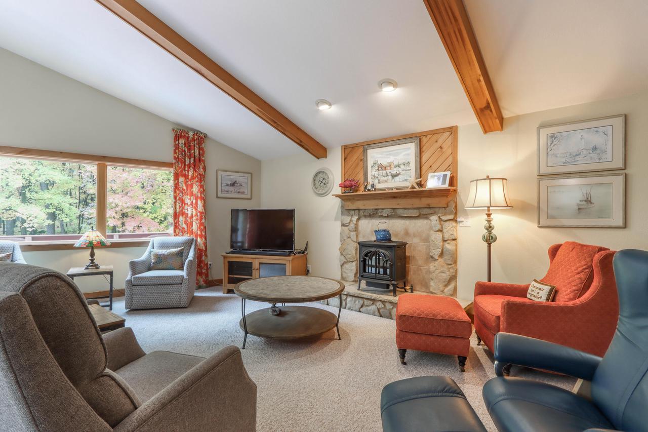 N3025 Crestwood DRIVE