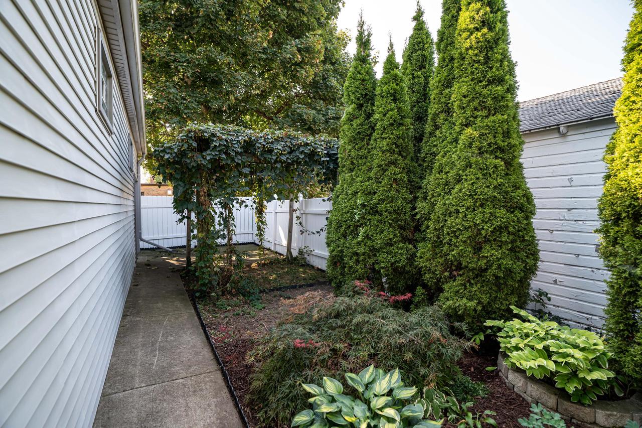 1835 East Eden PLACE