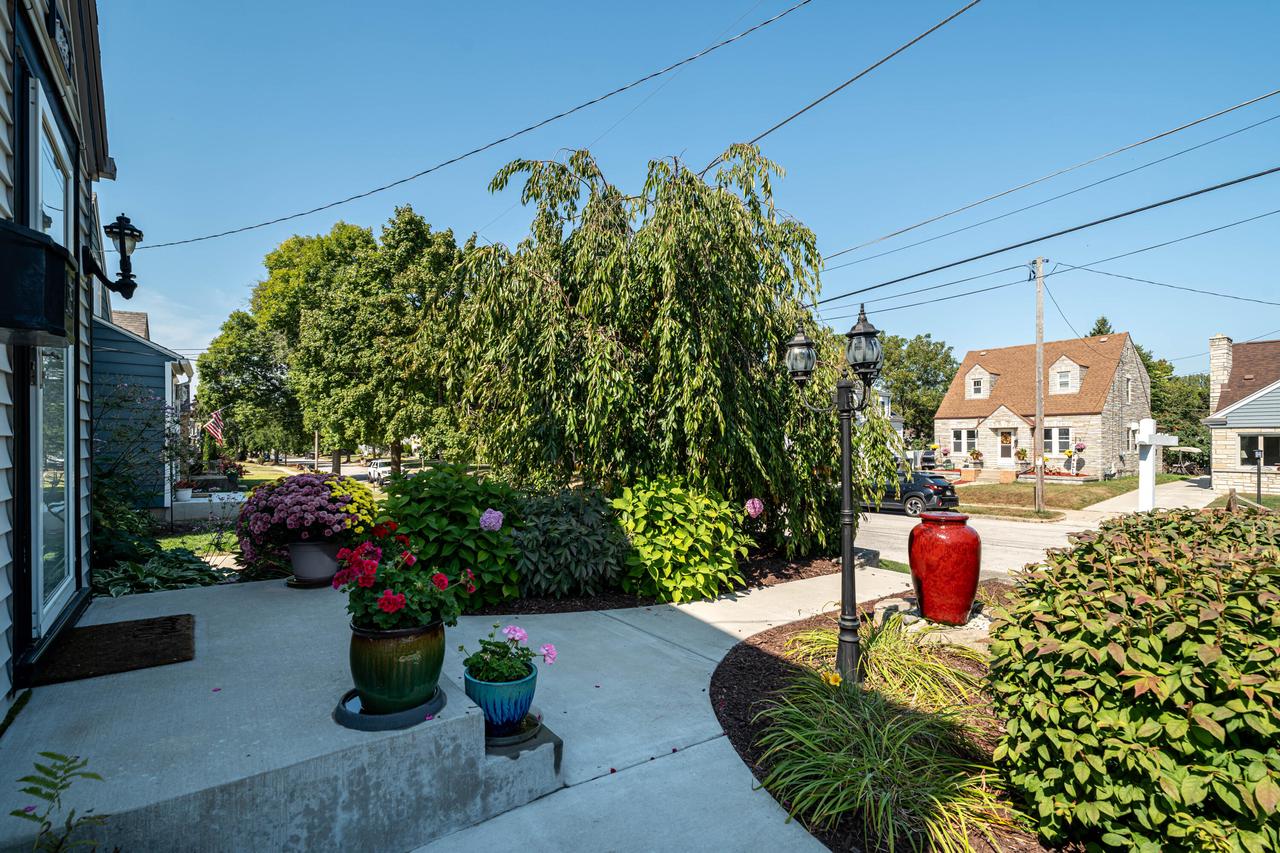 1835 East Eden PLACE